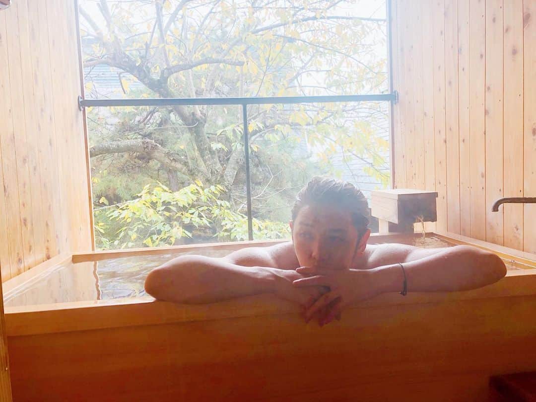 ミッチーのインスタグラム：「雨で肌寒いのと﻿ 肩こりがひどいので久々に温泉浸かりたい病です﻿﻿ ※スタッフさん風呂写真なんぞ撮らせてごめんなさい苦笑﻿﻿ ﻿﻿ ﻿﻿ 皆様、良い日曜日を！」