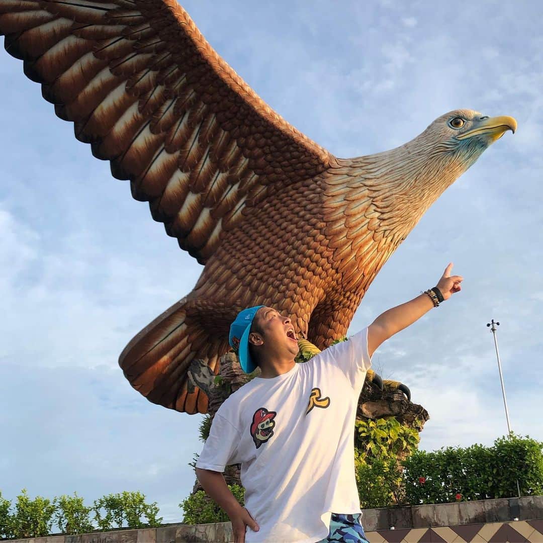 平井俊輔さんのインスタグラム写真 - (平井俊輔Instagram)「旅の途中。 #マレーシア #ランカウイ ランカウイの象徴、鷲。 #イーグルスクエア でっけー鷲。 来世はペットで飼うっしょ🦅 間違いなし。 初めてのマレーシアを8人で騒ぎ倒してますww 詳しくは、 #浜ちゃん後輩と行くマレーシア旅  #大阪チャンネル #浜ちゃん #ライセンス井本 #どりあんず平井 #どりあんず堤 #サカイストマサヨシ #チーモンチョーチュー菊地 #プラスマイナス岩橋 #天竺鼠瀬下」6月23日 12時58分 - bobuhirai0311