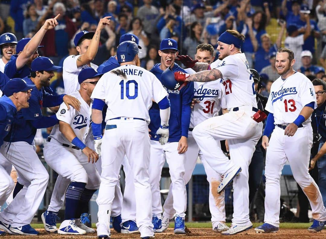 ジャスティン・ターナーさんのインスタグラム写真 - (ジャスティン・ターナーInstagram)「Don’t let the kid get hot!!! 🔥🔥🔥🔥 @dugie11 #Walkoff 💣 @dodgers win 👋🏼」6月23日 13時09分 - redturn2