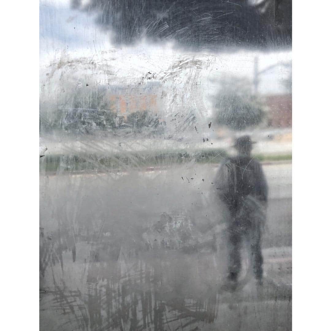 ロドリゴ・プリエトのインスタグラム：「Random guy through dirty window」