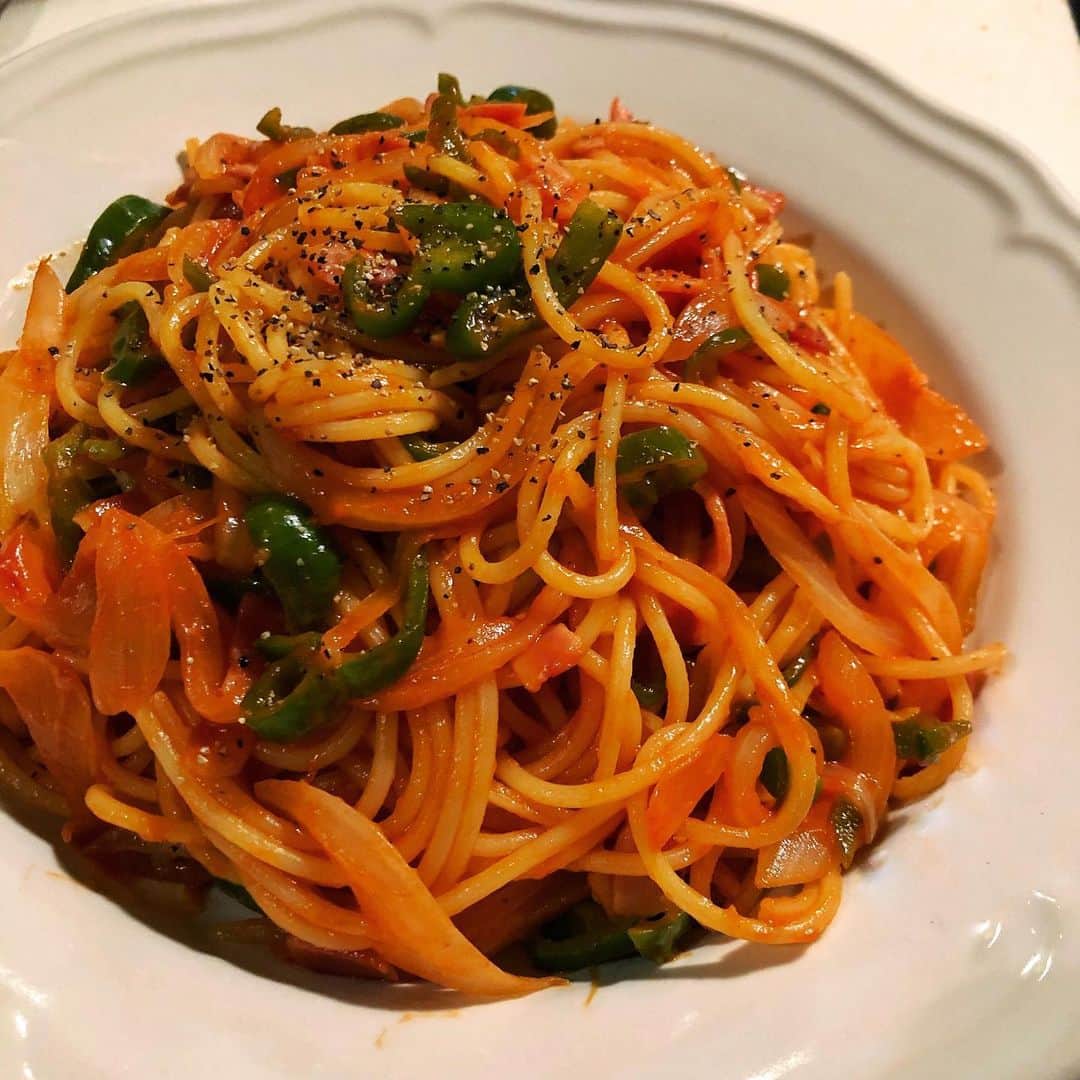 小鳥遊しほのインスタグラム：「なぽりたーんを作ったーん。2人前(麺200g)に対してケチャップを大さじ6、トマトピューレを大さじ1、水を大さじ2、のレシピ。ソーセージは入れない派なので具材は玉ねぎピーマンベーコンのみ。にんにくとバターも使って濃厚だぜ。粉チーズとブラックペッパーとタバスコぶっかけるぜ。 . #cooking #pasta #naporitan #パスタ #レシピ #料理 #ケチャップ」
