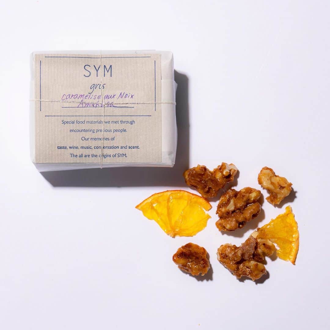 のインスタグラム：「素材本来の味を生かしたシンプルさが特徴です🐿🍋﻿ ﻿ 〈SYM gris 〉の「胡桃のキャラメリゼ 天草のドライ」。感度の高い女子たちに10年以上愛されているレストラン〈SYM blanc〉のグローサリーが手がける焼き菓子で、季節のものを使うので内容は定期的に変わるのだとか！﻿ ﻿ 【Hanako_福岡シティガイド発売!!】﻿ #Hanako #Hanako_magazine #Hanako30th #SYMgris #スイーツ巡り #福岡土産 #福岡 #fukuoka #福岡旅行 #博多 #天満 #うきは #糸島 #糟屋 #福岡グルメ #福岡カフェ巡り #福岡スイーツ #福岡うどん #福岡カレー部 #博多グルメ #博多カフェ #糸島カフェ #うきはカフェ #喫茶店巡り #喫茶部 #カフェ部 #カフェ巡り #コーヒー好き #朝ごはんの記録 #Photoby_DaisakuEto」