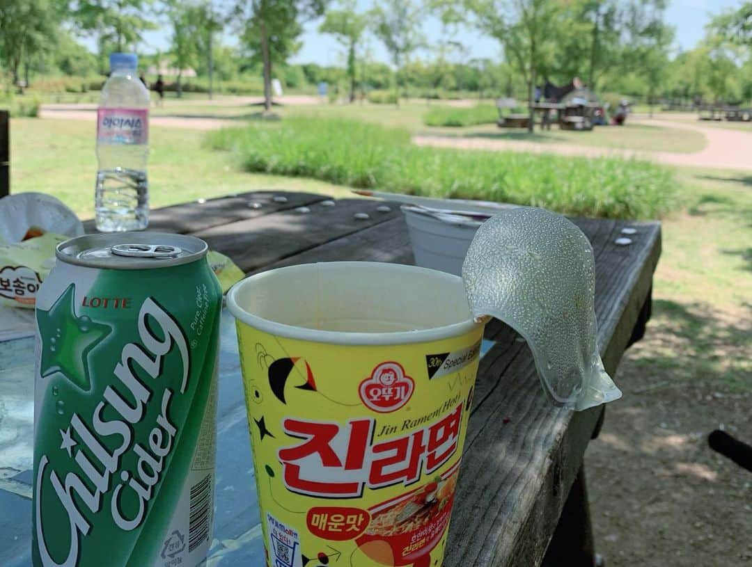 ハン・ジヘさんのインスタグラム写真 - (ハン・ジヘInstagram)「한씬 찍고 대기중 .. 한강 🌿☀️감기 때문에 입맛 없는데 라면은 맛있어요. 😆😆」6月23日 13時04分 - jh_han