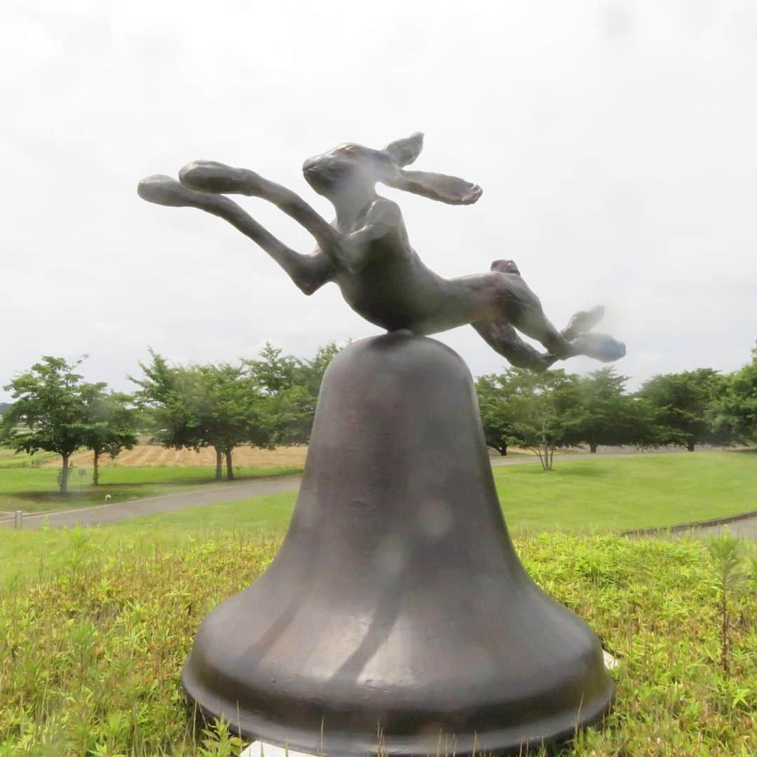 魔女菅原さんのインスタグラム写真 - (魔女菅原Instagram)「群馬県立館林美術館のフラナガンの野うさぎは、郡山市立美術館と一緒なので、  いろいろ混同していました。  コレクション展示の「仔象」では仔象の上の野うさぎが鳥獣戯画や最遊記を連想させました。  #魔女菅原  #美術館巡り好きな人と繋がりたい  #群馬県立館林美術館 #フラナガン #鐘の上の野兎」6月23日 13時07分 - hatsuyosugawara