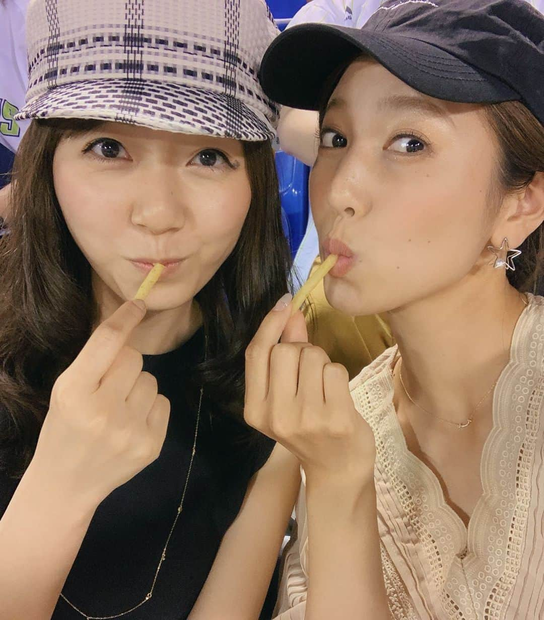 小澤陽子さんのインスタグラム写真 - (小澤陽子Instagram)「𝚒𝚗 𝚙𝚛𝚒𝚟𝚊𝚝𝚎❁  そういえば今週、２日連続で 野球観戦をしてきました😂✨ . . しかも取材もあったので、結局 今週は３回も球場に⚾️(笑) 今月４度目です。笑  #やっぱりなんでも生観戦は楽しい🍺 #美和子ちゃんを野球好きにさせよう作戦 #ユニフォームも貸してまずは形から笑 #楽しんでくれてよかった✭ #嶺衣奈さんと仲良くなれたのは #野球観戦という共通の趣味のおかげもあるかも？ #ガチャガチャでは #宮崎選手がよく当たりました✭ #交流戦楽しかった #あと１試合  #おざよーの野球観戦⚾︎ さて、今日はこのあと#宝塚記念 🏇 中継も馬券も、がんばるぞっ💪🏻🌟 みなさんは どこから…？」6月23日 13時10分 - yoko.ozawa729