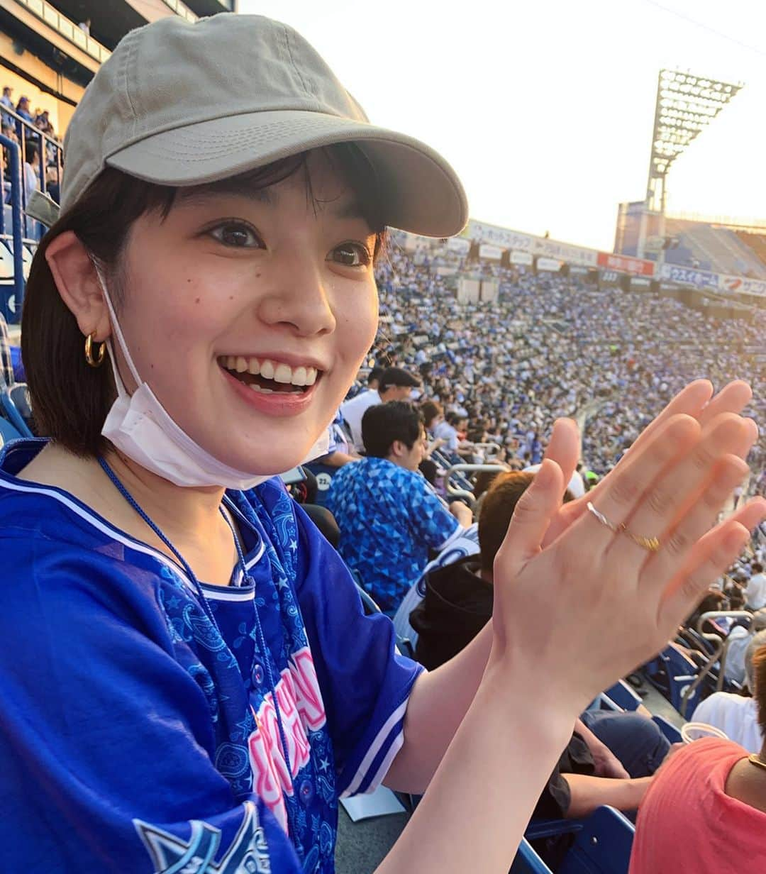 小澤陽子さんのインスタグラム写真 - (小澤陽子Instagram)「𝚒𝚗 𝚙𝚛𝚒𝚟𝚊𝚝𝚎❁  そういえば今週、２日連続で 野球観戦をしてきました😂✨ . . しかも取材もあったので、結局 今週は３回も球場に⚾️(笑) 今月４度目です。笑  #やっぱりなんでも生観戦は楽しい🍺 #美和子ちゃんを野球好きにさせよう作戦 #ユニフォームも貸してまずは形から笑 #楽しんでくれてよかった✭ #嶺衣奈さんと仲良くなれたのは #野球観戦という共通の趣味のおかげもあるかも？ #ガチャガチャでは #宮崎選手がよく当たりました✭ #交流戦楽しかった #あと１試合  #おざよーの野球観戦⚾︎ さて、今日はこのあと#宝塚記念 🏇 中継も馬券も、がんばるぞっ💪🏻🌟 みなさんは どこから…？」6月23日 13時10分 - yoko.ozawa729