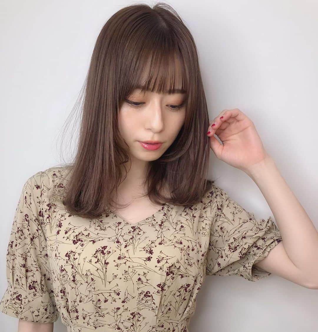 黒坂優香子さんのインスタグラム写真 - (黒坂優香子Instagram)「💇‍♀️💕 ・ ・ 髪を切りました♡ ・ 10センチくらいかな？ ずっとロングだったから新鮮な気持ち☺️🌈 ・ ・ そしてカラーは シアーミルクベージュ🍼 透明感のあるカラーで可愛いの！ ・ ・ お誕生日プレゼントにへアケアセットも戴いちゃいました😍 みほちゃんありがとう🥺💕✨ ・ ・ カラーもカットもお気に入り💗 詳しくはみほちゃんのインスタをチェックしてね🙏🌈✨ @miho__motoyama」6月23日 13時15分 - yukakokurosaka0606