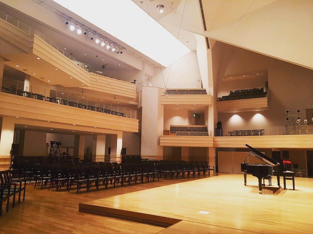 のインスタグラム：「Concert from 2pm at #Akiyoshidaiinternationalartvillage #Akiyoshidai #YamaguchiPrefecture with @kohanistvanofficial #Clarinet #Piano #Pianist #MiyujiKaneko #山口県 #秋吉台 #秋吉台国際芸術村 #コンサート #コハーンイシュトヴァーン #クラリネット #ピアノ #金子三勇士 #ピアニスト #デュオリサイタル #SteinwayArtist #Steinway #コンサートホール #日本ハンガリー外交関係開設150周年 #JapanHungary150」