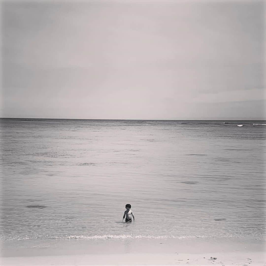神山まりあさんのインスタグラム写真 - (神山まりあInstagram)「Took 2hours to get him out of the ocean😂😂😂 海男。 海にお風呂のように浸かりつづけ、ヒレが生えそうだったので無理やり抱っこして砂浜に連れてきた結果ギャン泣き😂😂😂 突然No浮き輪で海に飛び込む、ハラハラの海遊び🙌  #fun #ocean #familytrip #love #grateful #happy #son #hawaii」6月23日 13時25分 - mariakamiyama
