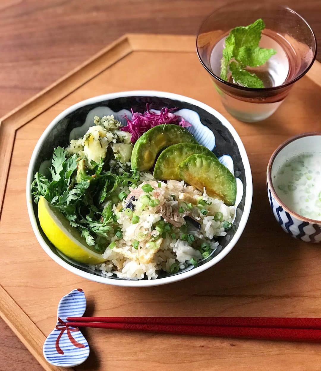 kokochiyoiさんのインスタグラム写真 - (kokochiyoiInstagram)「2019/06/23 日曜日の#お昼ごはん。  薬味を沢山のせ、 レモンを絞っていただく さごちの#炊き込みご飯、 春菊サラダ、 にんじん葉のジェノベーゼポテト、 紫キャベツのコールスロー、 アボカドグリル、 カブのミルク#スープ、 ミント炭酸水。 ＊ ＊ ＊ 好きなものを詰め込んだら、 #和風 だか#エスニック だか、 よくわからないワンプレートに。 でもおいしくいただきました。 ミント炭酸水にハマってます♡」6月23日 13時18分 - kokochiyoi
