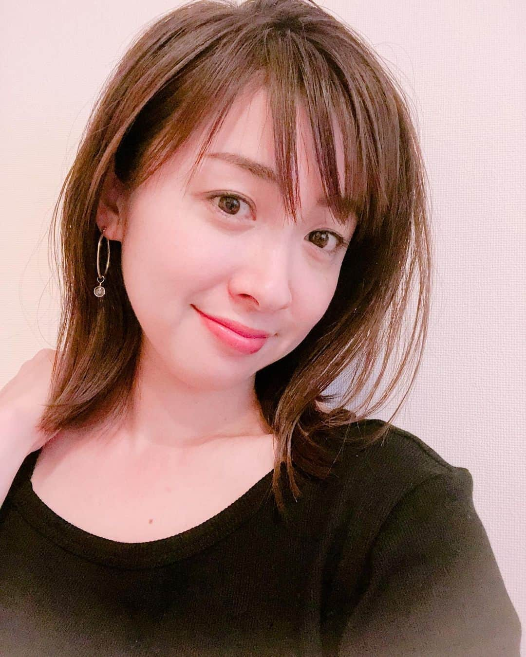 黛英里佳さんのインスタグラム写真 - (黛英里佳Instagram)「先日久しぶりに事務所の社長とマママネージャーとお食事へ。 みんな大好きなフカヒレをご馳走になりました😍  うちの事務所はスタッフが愛情深いのが特徴のひとつだと思いますが、その筆頭が社長。 齢80の女性社長ですが、私たち所属タレント達のことを本当の子供(もしくは孫😂)のように大事に思ってくれています。  私も本当の祖母(にしては若いですが)のように慕っています。  この先もずっと元気でいて欲しいです🥰  #社長がいる時じゃないと食べられない#フカヒレ#ダイエット中だと言ってるのに#ほらたくさん食べなさい若いんだから#社長私もう33です😂#本当にシメのごはんいらないの？#3回くらい聞いてくる😂#モデル事務所の社長とは思えない笑#いつもありがとうございます😊」6月23日 13時24分 - erikamayuzumi_official