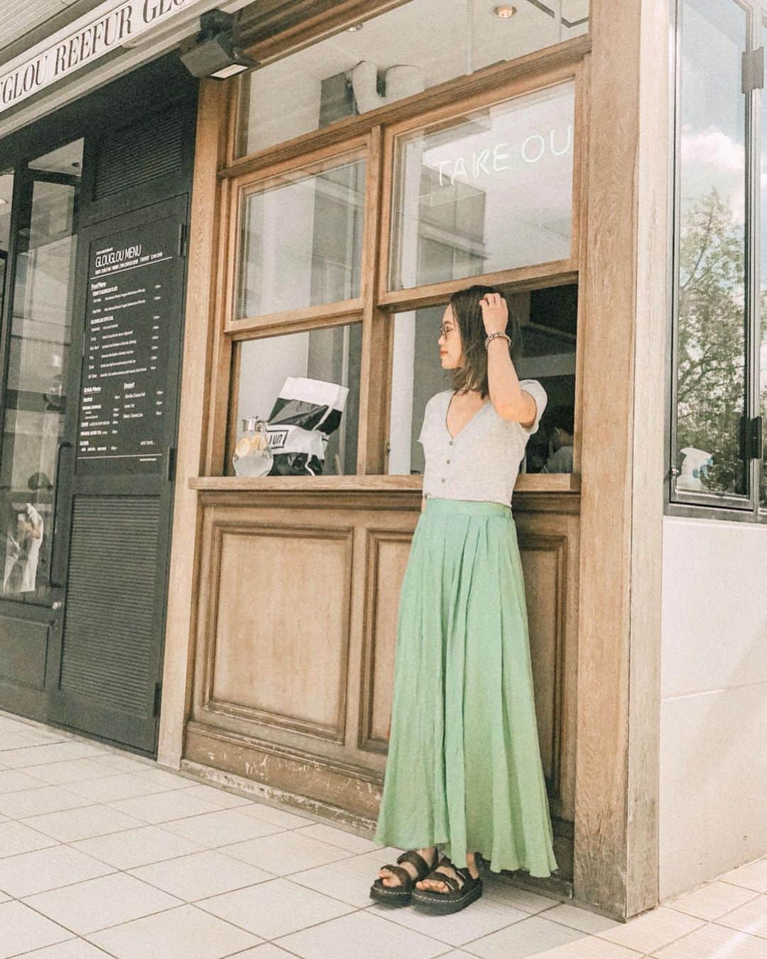 井村亜里香さんのインスタグラム写真 - (井村亜里香Instagram)「先日代官山でしおりんと LUNCHした時のコーデ🔆 グリーンのスカートは @urs_official 🌿🌱 涼しくてこれからの時期にぴったりな素材で 気に入ってます♡ ・  #urs_styling #urs_official #ユアーズ #スラブボリュームマキシスカート」6月23日 13時27分 - arika_imura