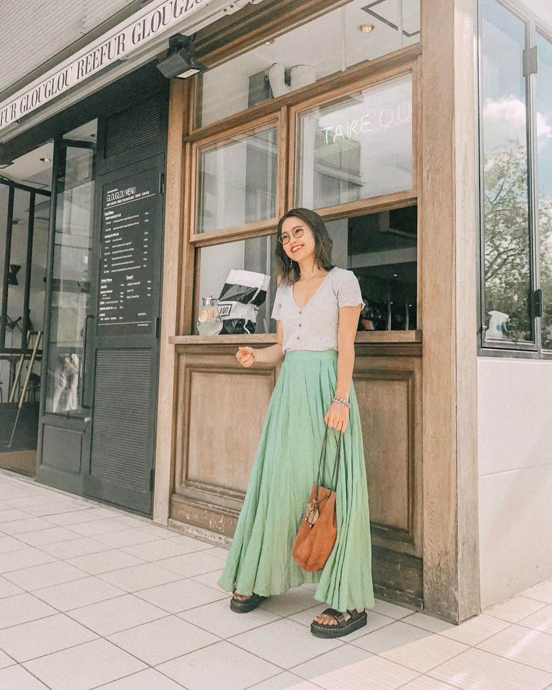 井村亜里香さんのインスタグラム写真 - (井村亜里香Instagram)「先日代官山でしおりんと LUNCHした時のコーデ🔆 グリーンのスカートは @urs_official 🌿🌱 涼しくてこれからの時期にぴったりな素材で 気に入ってます♡ ・  #urs_styling #urs_official #ユアーズ #スラブボリュームマキシスカート」6月23日 13時27分 - arika_imura