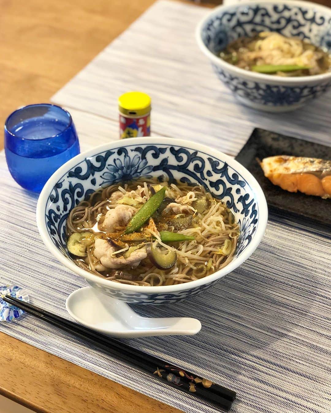小野恵美のインスタグラム：「冷蔵庫のお片づけを兼ねて… あったかいお蕎麦😋 七味は、長野の定番 #八幡屋礒五郎 🌶 ・ これからショッピングにお出かけ♫ #おうちごはん #ランチ #お昼ごはん #蕎麦 #そば」