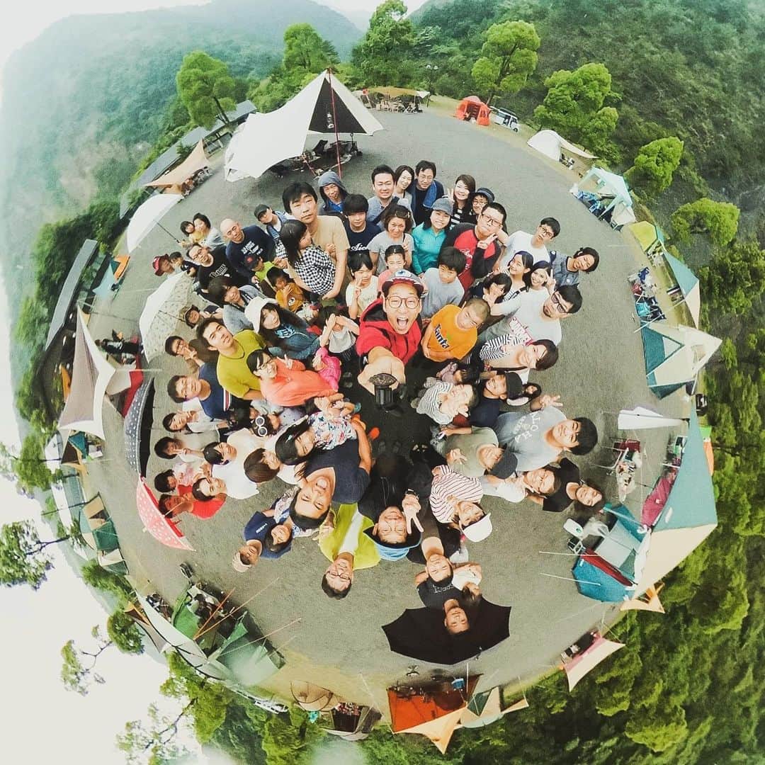 DJ MEGURUのインスタグラム：「第一回ハイモニフォレストキャンプ！  ほんとー大勢の方にご参加いただきました🏕  番組イベント！とは思えないこの景観ですよ！  都会の喧騒から離れて山の中でリスナーのみんなと一緒にゆったりとした時間を過ごす。只々最高のひと時でした♫  そして番組のリスナーにこんなにもガチキャンパーいるんだって只々驚き！笑  またやりたい！  #ハイモニ #zipfm #青川峡キャンピングパーク」