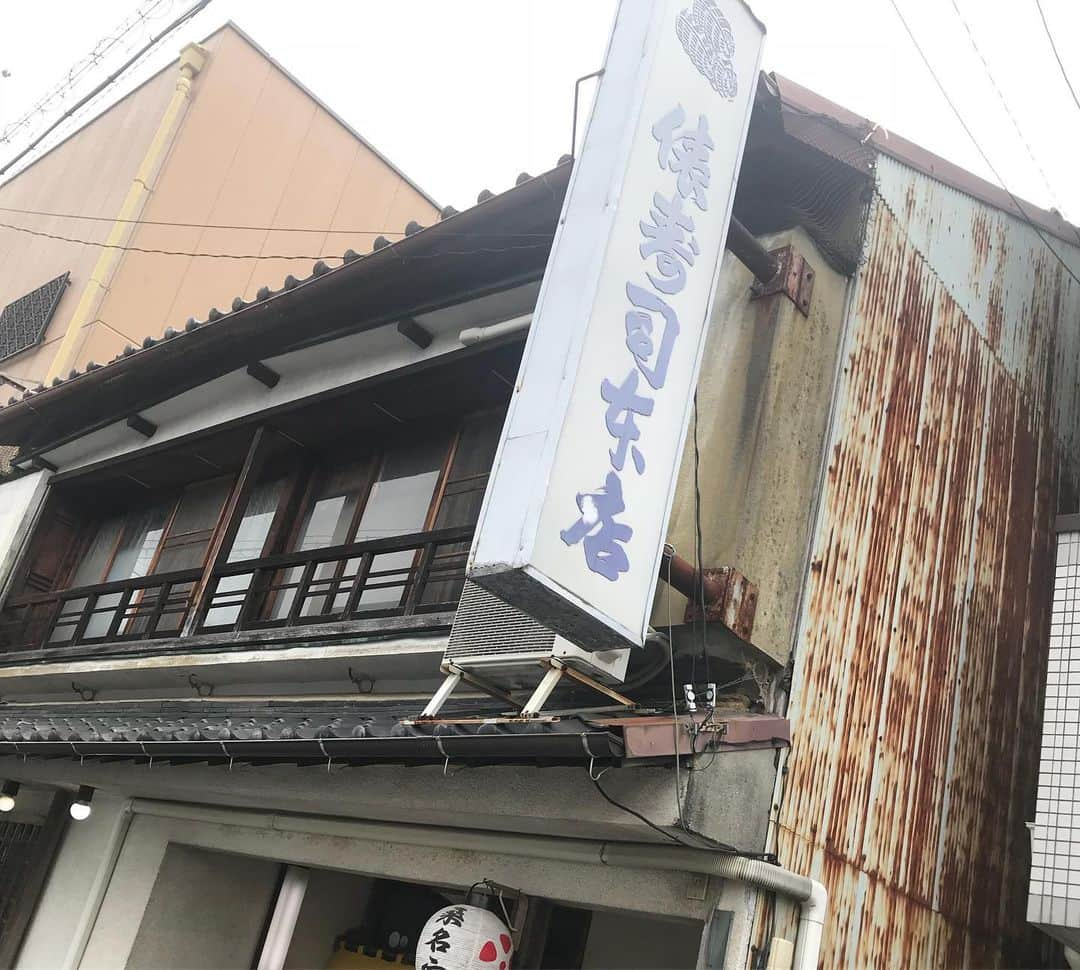 森田展義さんのインスタグラム写真 - (森田展義Instagram)「三重県桑名市にある 『俵寿司本店』なる処で 元祖俵の蛤寿司 『蛤握り寿司』なるものと 『焼き蛤』なるものと 『焼き蛤の蒸しずし』なるものを食す！  #なる処 #なるもの食し  #nobmorley #森田展義 #桑名市 #俵寿司 #蛤握り寿司 #焼き蛤 #焼き蛤の蒸しずひ #絶品なるもの #食しログ #2019年最高蛤料理 #2019年最高蒸しずし #2019年最高握り寿司 #ノミネート #由美ちゃんと」6月23日 13時29分 - nobmorley