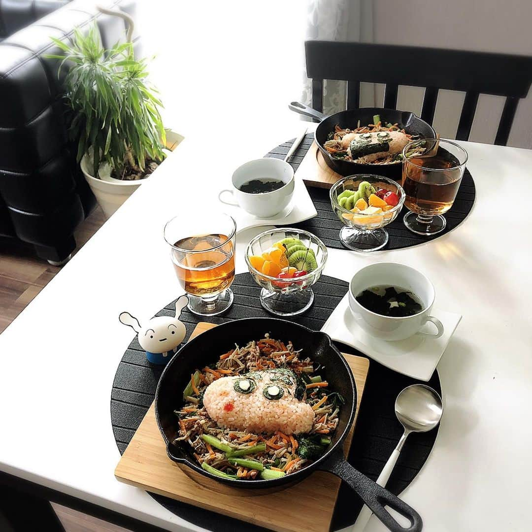 meguri.kさんのインスタグラム写真 - (meguri.kInstagram)「今日のお昼ご飯🍽クレヨンしんちゃん そぼろビビンバ ・  6歳の息子が『え！ママ凄ーい！！ママ天才じゃん！』とすんごい喜んでくれました♫ ・  いや、凄いのは私ではなく、簡単にクレヨンしんちゃんを作れるこのミールキットを作ってる @oisix 。 でも息子には内緒🤫ドヤ顔でママは凄いって事にしておく😂w ・  昨日は仕事で食材買い出し行けなかったので今日お家に届いて本当に助かりました🙏ナイスタイミング👍👍 ・  oisix  のビビンバはもう何度も食べてますが安定の美味しさ💓普段ニラや小松菜を嫌がるこども達もモリモリ食べてくれます♫２人前ですが家族４人で仲良く分けて食べました♫ ・  oisix  様ありがとうございました🙏💓 ・  #kitoisix #oisix  #kitoisix公式プレミアムモニター #ミールキット #クレヨンしんちゃん #ビビンバ #おうちごはん #ランチ #お昼ごはん #おうちカフェ #ダイニング #dining #ごはん #シンプルライフ #暮らしを楽しむ #こどものいるくらし #暮らしを整える #暮らし #くらし #日々のこと #シンプルホーム #こどもごはん #こどもと暮らす」6月23日 13時36分 - meguri.k