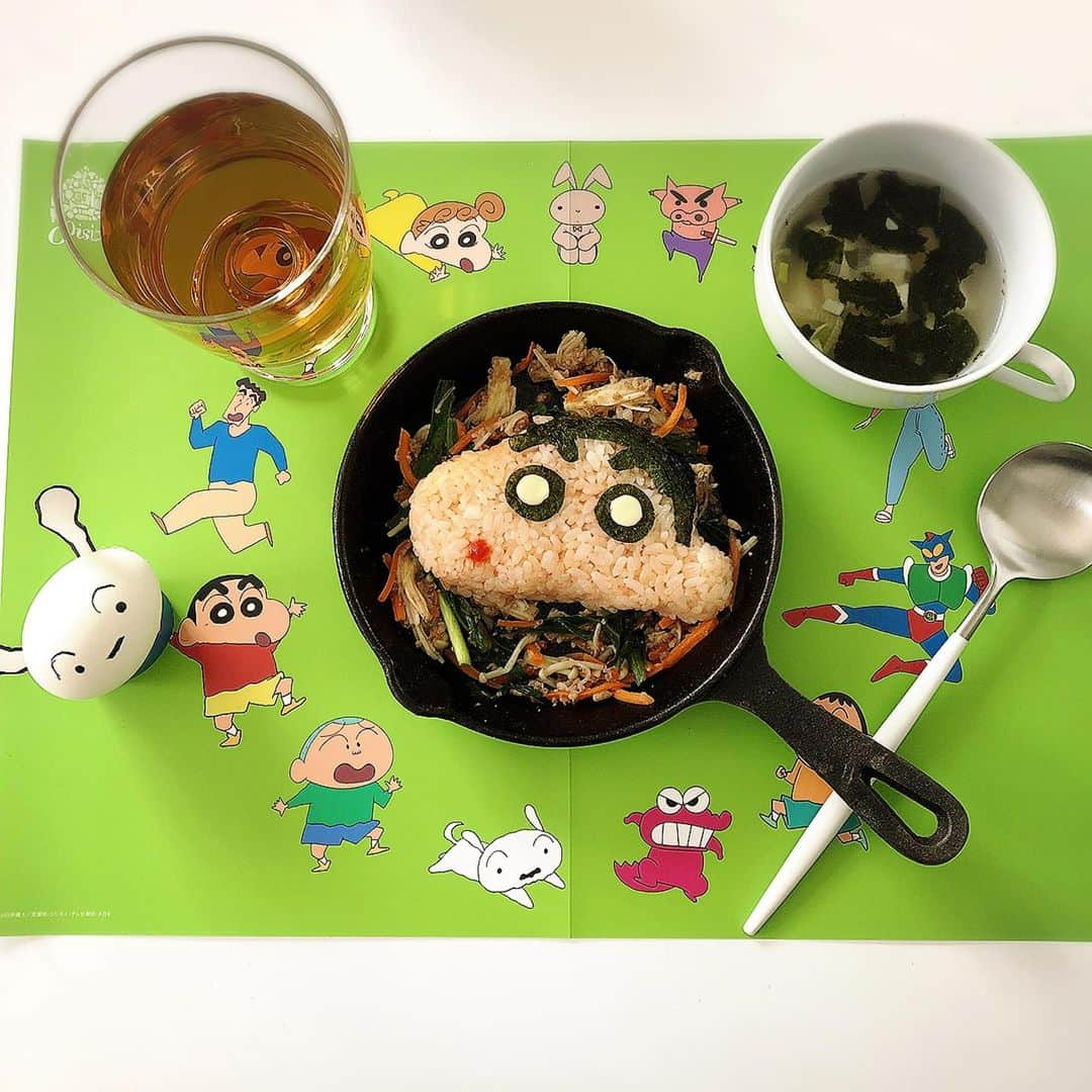 meguri.kさんのインスタグラム写真 - (meguri.kInstagram)「今日のお昼ご飯🍽クレヨンしんちゃん そぼろビビンバ ・  6歳の息子が『え！ママ凄ーい！！ママ天才じゃん！』とすんごい喜んでくれました♫ ・  いや、凄いのは私ではなく、簡単にクレヨンしんちゃんを作れるこのミールキットを作ってる @oisix 。 でも息子には内緒🤫ドヤ顔でママは凄いって事にしておく😂w ・  昨日は仕事で食材買い出し行けなかったので今日お家に届いて本当に助かりました🙏ナイスタイミング👍👍 ・  oisix  のビビンバはもう何度も食べてますが安定の美味しさ💓普段ニラや小松菜を嫌がるこども達もモリモリ食べてくれます♫２人前ですが家族４人で仲良く分けて食べました♫ ・  oisix  様ありがとうございました🙏💓 ・  #kitoisix #oisix  #kitoisix公式プレミアムモニター #ミールキット #クレヨンしんちゃん #ビビンバ #おうちごはん #ランチ #お昼ごはん #おうちカフェ #ダイニング #dining #ごはん #シンプルライフ #暮らしを楽しむ #こどものいるくらし #暮らしを整える #暮らし #くらし #日々のこと #シンプルホーム #こどもごはん #こどもと暮らす」6月23日 13時36分 - meguri.k