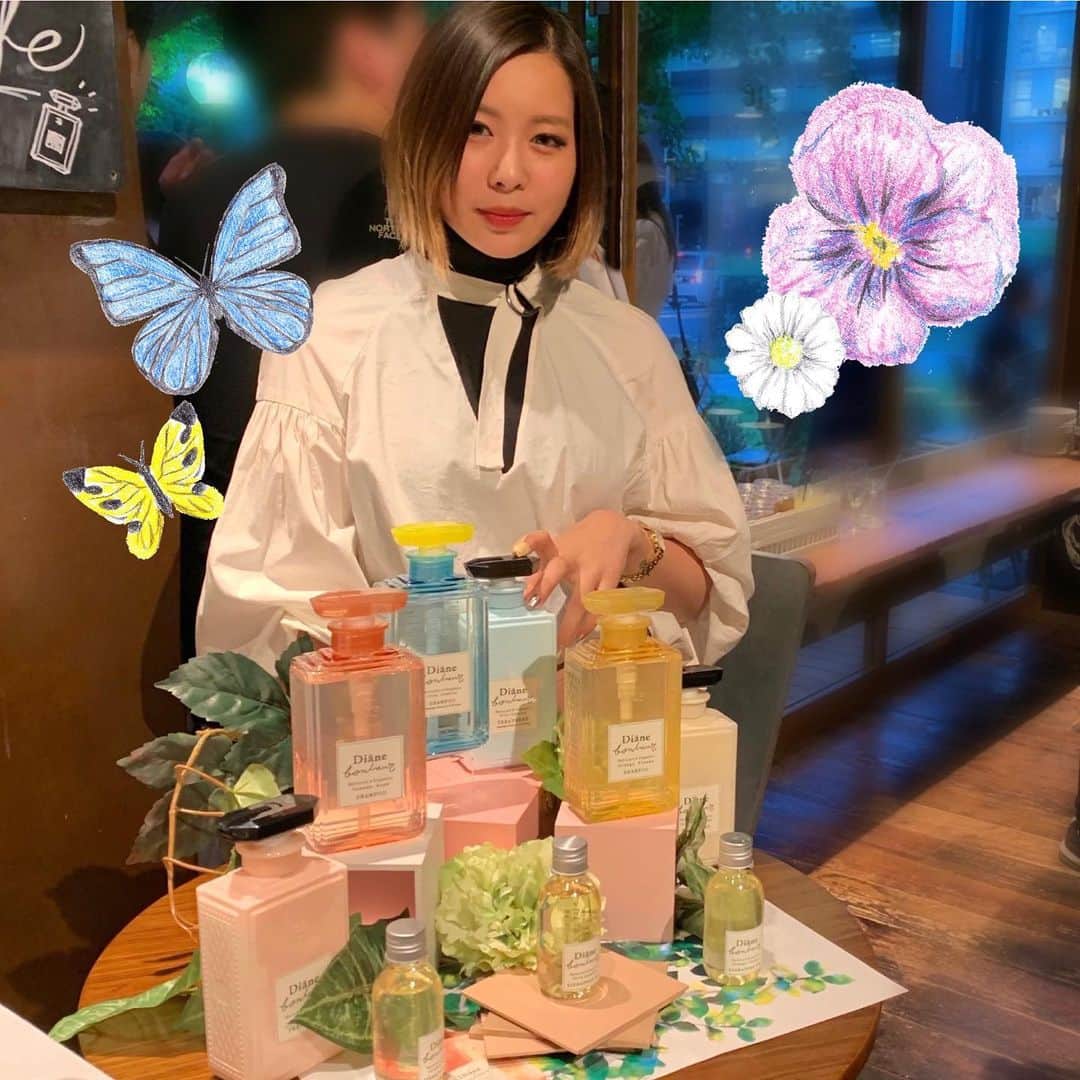 のインスタグラム：「先日ダイアンボヌールの コラボカフェイベントに参加してきました！❤️ ロイヤルガーデンカフェ青山で7月6日までコラボしてるみたいっ！！ コラボメニューもあって、 めーーーちゃめちゃ美味しそうだった🤤🍴 愛用してるシャンプーが超可愛くディスプレイされてて素敵空間でした❤️❤️❤️ みんなも是非いってみてね🌹  #ダイアンボヌール #dianebonheur #グラースローズ #オレンジフラワー #ブルージャスミン #ファーミングシャンプー #オーガニック #ロイヤルガーデンカフェ青山 #コラボカフェ #sponsored @dianebonheur」