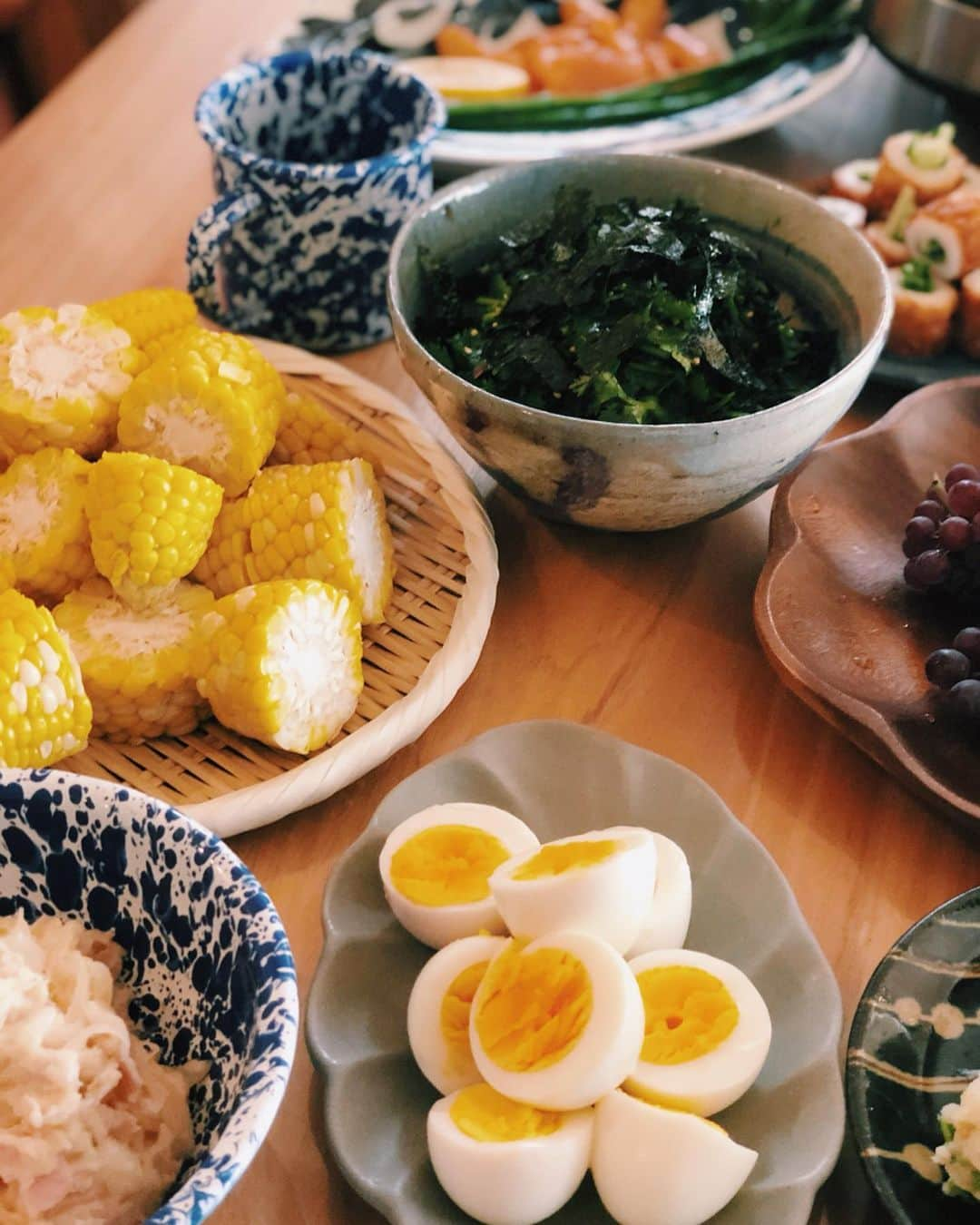 原田沙奈子さんのインスタグラム写真 - (原田沙奈子Instagram)「美味しいお肉屋さんから仕入れてくれた鶏肉にほっぺた落とした。 鳥焼きって最高っ！ ポテサラはハムとオニオン入れた子供用とパクチーの2種類。 他にはトウモロコシ、ゆで卵、枝豆、ちくわキュウリ、レンコンチップス、スモークサーモン、生ハム、野菜、パクチーサラダ、チーズ、ぶどうなど。 子供たちは好きなものをそれぞれ自分のお皿にとって小さなテーブルでみんな一緒。 程よく食べてからはあっち行ってこっち行ってパタパタと忙しそうな子供たち。 汗びっしょりのタイミングでお風呂！ それもみんな一緒で嬉しそうだったな。 （みんな面倒見が良いから助かっちゃう🙏） 大人もお風呂入って、すっぴん&寝巻きにそれぞれ好きな飲み物飲んで夜遅くまで続いたパーティー。 忘れられないなぁ…♡ #おうちごはん#よるごはん#ホームパーティー」6月23日 13時39分 - sanakoharada