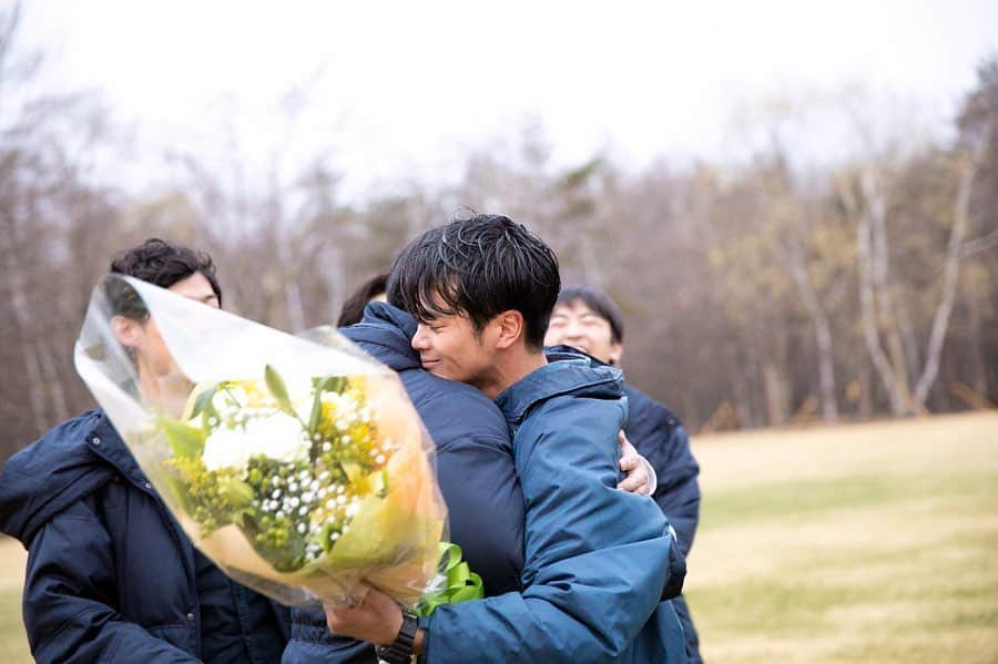 岩永徹也さんのインスタグラム写真 - (岩永徹也Instagram)「ほんの少しだけ合宿を写真で振り返りたいと思います。  1枚目 【思い出のガスバーナー】 まさかガスバーナー持って顔を決める日がくるとは、、、笑  #思い出のガスバーナーとは  2枚目 【ドラマ出演してたメンバーと。】 みんなが一緒だったから初めての主演でも安心して楽しく出来た。本当にありがとう。  3枚目 【祝、クランクアップ】 一人一人、それぞれにとって いろんな出来事があり、 いろんな感情が生まれた 本当に中身の濃い合宿だった。その集大成となるドラマを撮り終えた後のみんなとの集合写真。感慨深い。  4枚目 【男泣き】 今回ドラマ出演を果たせなかった唯一のメンバー、レン。 それでも撮影中、ずっと現場の近くで見守ってくれて、 時にはアドバイスをくれて、 最後クランクアップ後に駆けつけてきてくれて 力強いハグと優しい声で 『たっちゃん、マジよかったっス。本当におめでとう』って言われた時は涙が止まらなかった。 れんれん本当にありがとう。 .  てな感じで、 1枚目のガスバーナーの写真だけキョトン?って感じですが、笑 僕にとっては大事な思い出です。 次回は水泳やるみたいです。 どうぞお楽しみに。  #恋愛ドラマな恋がしたい3  #ドラ恋3 #ドラ恋  #abematv  @dorakoi_abematv_official  @abematv ↑こちらのアカウントの フォローよろしくお願いします。  第7話をまだ観れてない方は、 アベマビデオでチェック〜📺 たくさんのコメントありがとうございます！」6月23日 13時40分 - iwanaga.bro