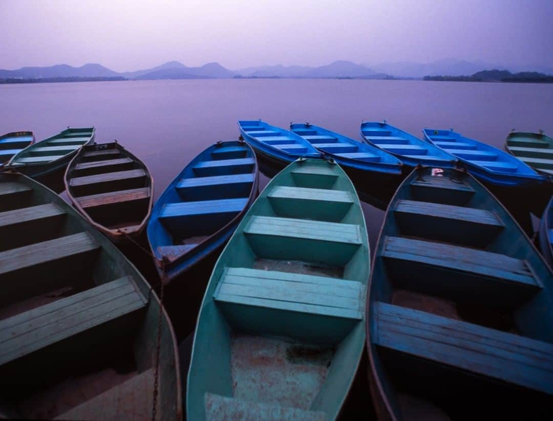 ナショナルジオグラフィックさんのインスタグラム写真 - (ナショナルジオグラフィックInstagram)「Photo by Michael Yamashita @yamashitaphoto | Boats await customers along the shore of Tongli Lake. Known as the “Venice of the East,” Tongli and the surrounding areas have a vast system of canals, rivers, and lakes connected to the Grand Canal of China.  #Tongli #Suzhou #Jiangsu #Wujiang」6月23日 13時42分 - natgeo