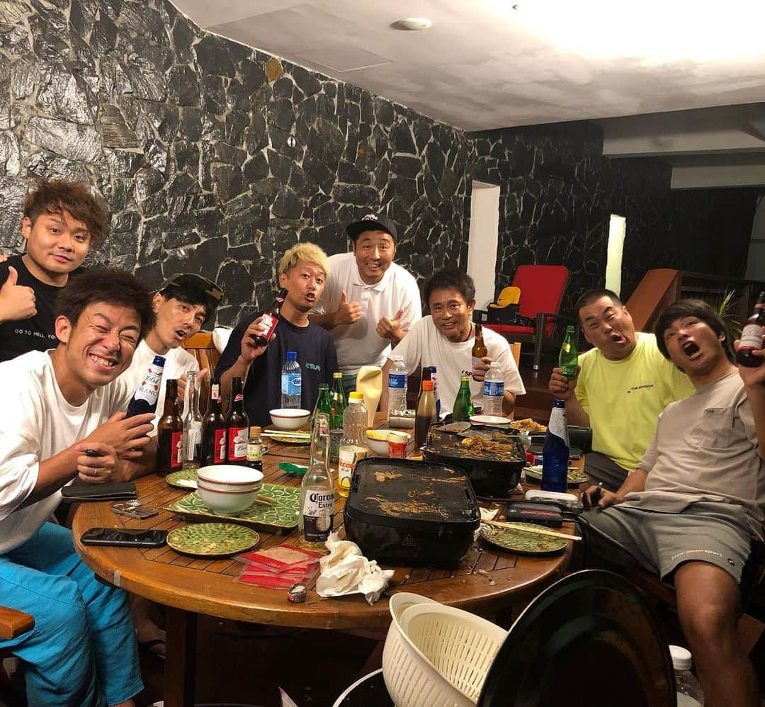 浜田雅功の旅日記さんのインスタグラム写真 - (浜田雅功の旅日記Instagram)「BBQスタイルでお好み焼きPARTY‼️ マレーシアでお好み焼き食べれるとは‼️ やーばい。うーまい。間違いない。 BGMはDJ BOBU  間違いなくEDMっしょ。。。 すぐJ-POPに切り替わりました💦 みんなで歌って、肩組んで、大合唱！ 最高のBIGUP Nightでした。  #浜ちゃん後輩と行くマレーシア旅  #マレーシア #大阪チャンネル #浜ちゃん #ライセンス井本 #どりあんず平井 #どりあんず堤 #サカイストマサヨシ #チーモンチョーチュー菊地 #プラスマイナス岩橋 #天竺鼠瀬下 #投稿者平井」6月23日 13時47分 - hamachankyuzitsu