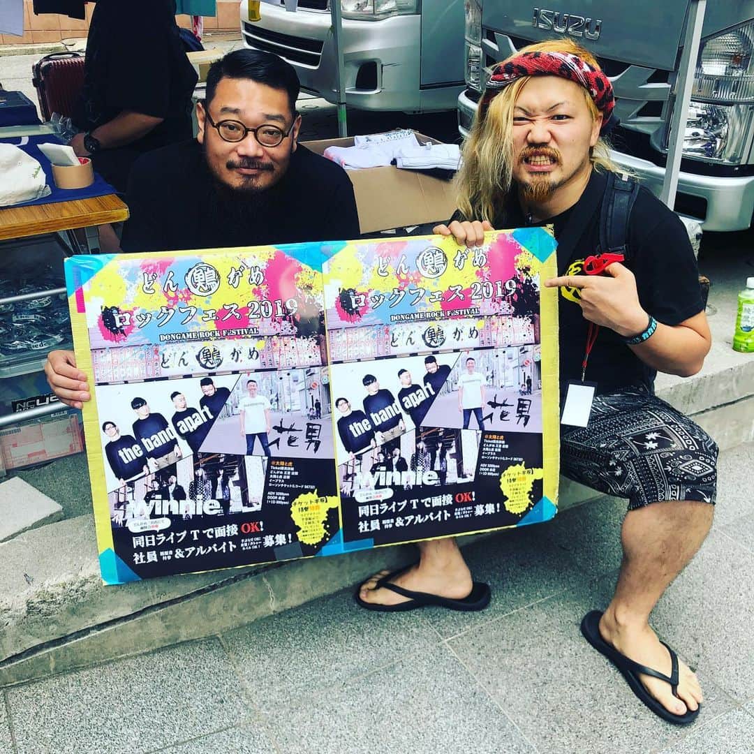のインスタグラム：「三宮ライブサーキット アルカラ主催 ネコフェス で 三宮におられる 方！！！ 休憩は 是非是非どんがめで。  明日、太陽と虎で開催する どんがめロックフェスのチケットも、チキンジョージ thebandapart物販にて チケット販売中ー！！！ 原さんに遭遇❤︎ 出番前におーきに！  #thebandapart #花男 #winnie #どんがめ #扇原一門どんがめ部屋」
