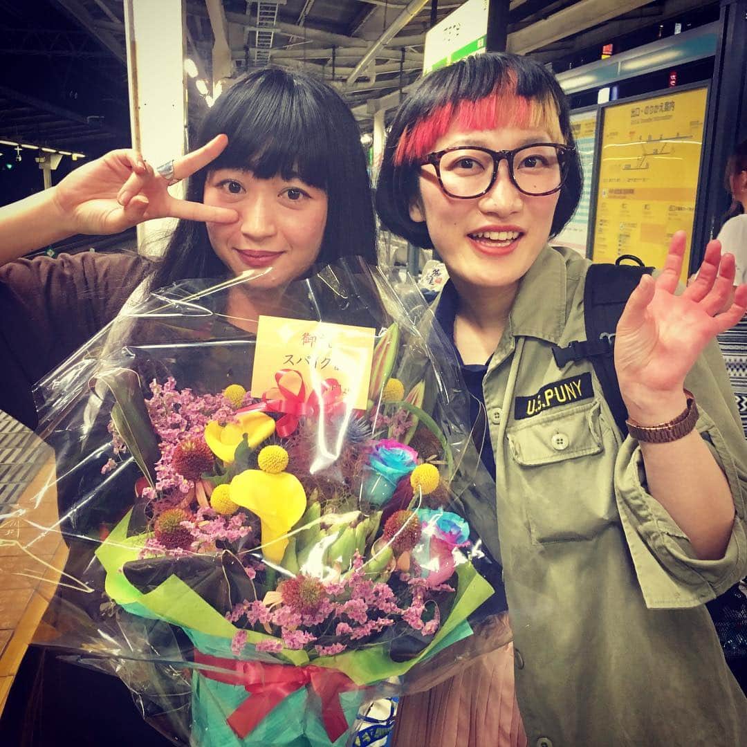 松浦志穂のインスタグラム：「昨日スパイク単独ライブ来ていただいた方々ありがとうございました！！ ・ 超満員御礼で🥺座れなかった人までいたようですみません、、！！ ・ グッズもキーホルダー完売したようで🎉🎉ネタにVTRにグッズに楽しんでいただけて良かったです🧚🏻‍♀️🧚🏻‍♀️🧚🏻‍♀️🧚🏻‍♀️沢山の差し入れ、お花もありがとうございました😭単独ライブ終わると家に美味しいお菓子もお花も沢山でヤッピーー✌️🥳 ・ 感想も #スパイク単独 でお待ちしてます！また来てね❣️❣️ ・ #スパイク単独 #スパイク松浦 #スパイク小川 #ザムザ阿佐谷」