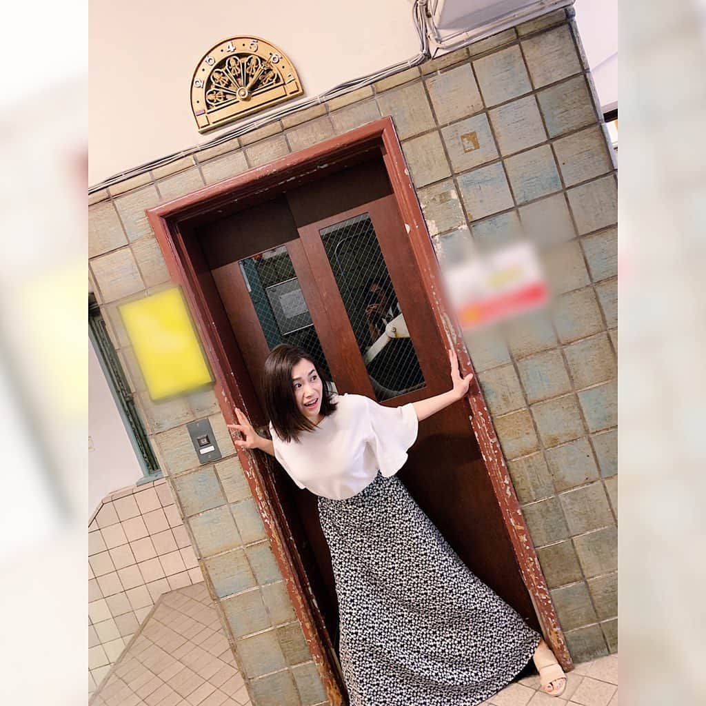鈴木芳奈さんのインスタグラム写真 - (鈴木芳奈Instagram)「「かわいい〜手動エレベーターだ〜 写真撮ろう撮ろうっ！」と盛り上がったのはいいものの、 「え、テーマはなに？！ わからん。わからん。 え〜！全然わからん！！」 の3枚w  #photo #手動エレベーター #はじめて乗ったけどアトラクションみたいで怖かった」6月23日 13時50分 - tachibana_kanna