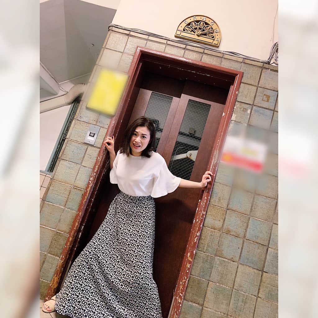 鈴木芳奈のインスタグラム：「「かわいい〜手動エレベーターだ〜 写真撮ろう撮ろうっ！」と盛り上がったのはいいものの、 「え、テーマはなに？！ わからん。わからん。 え〜！全然わからん！！」 の3枚w  #photo #手動エレベーター #はじめて乗ったけどアトラクションみたいで怖かった」