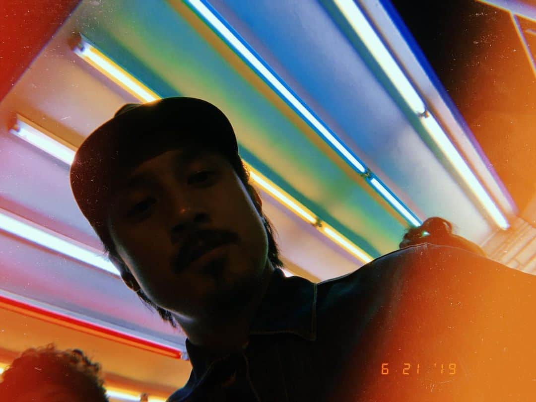 ショーン・エバリストのインスタグラム：「Bounce, Rock, Skate, Roll, Selfie? Moonlight with the fam🙏🏽 I’m decent on wheels btw, haha not as good as @sean_carbs & @lawrentz 🙇🏻‍♂️ haha can’t wait to go again. Maaan, spend time with good people, make awesome memories. 💛」