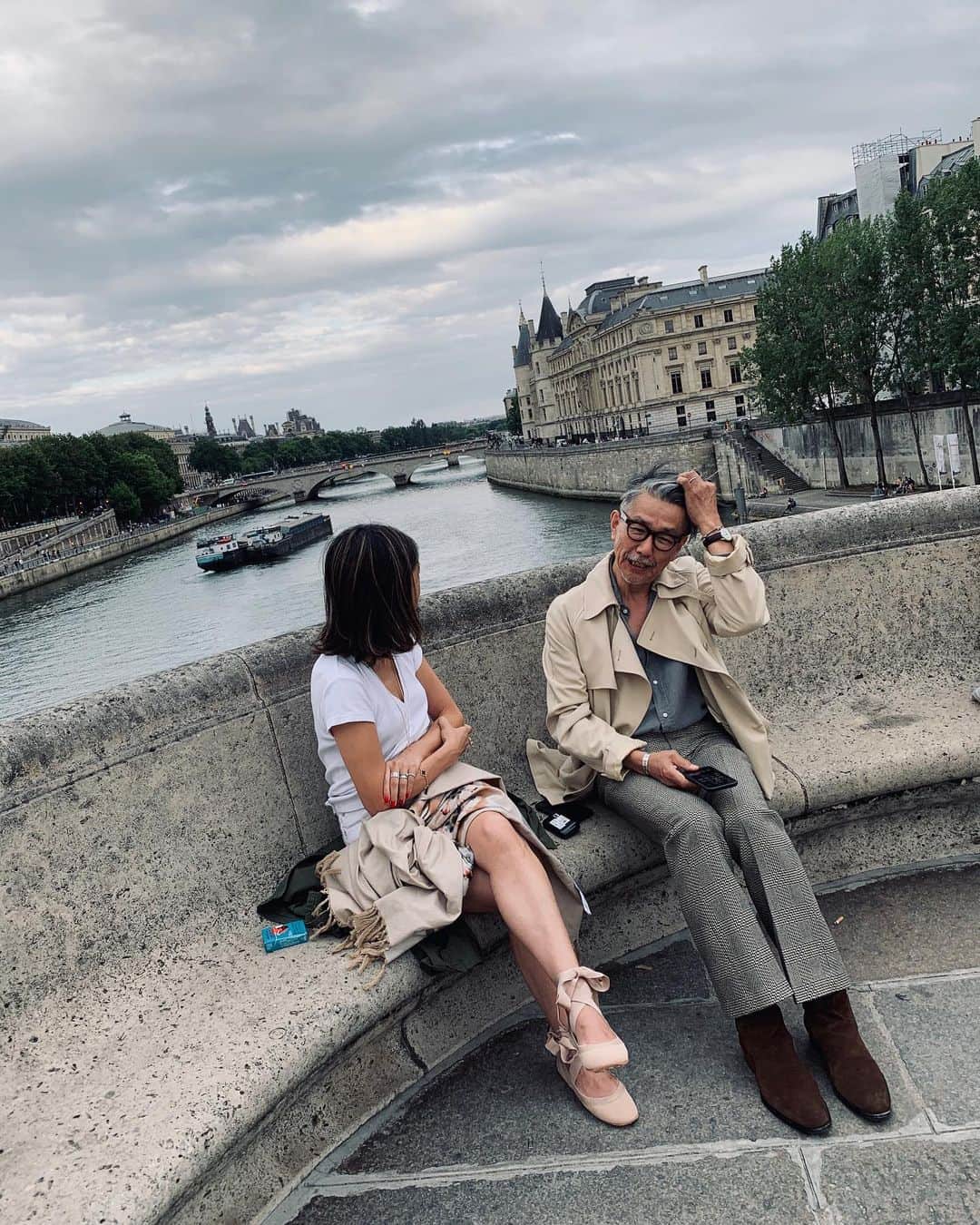 大草直子さんのインスタグラム写真 - (大草直子Instagram)「なんと、同じ日程で大好きな２人がパリにいた！ 嬉しいなあ、ポンヌフ橋の真ん中で待っていてくれたよ。華やかでシックで、きちんとセクシーで。ステキだから写真を撮っていたら、撮られてた（笑）。私は @frame のレザーパンツを履いてます。 @marikonakayama  @jinushi  @madisonblue_official  #今日はこれから @amarc_official の撮影 #出張も終盤に #明後日パリを発ちます #16日間長くて長くて #楽しい日々 #最後まで頑張ります」6月23日 13時59分 - naokookusa
