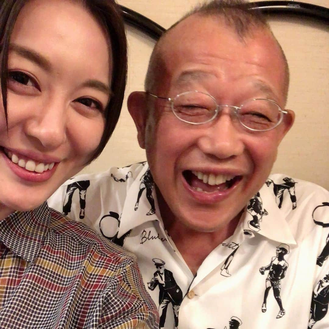 宇都宮まきさんのインスタグラム写真 - (宇都宮まきInstagram)「鶴瓶ピー🥰🥰🥰 ライブ誘ったら法事やねんって断られた夜🥳💓 お墓まいりとか法事とか✨そういうのきちんとする鶴瓶ピー大好きだょ😇💕 まきピーも✨もうすぐ法事😌 知らんがな😂 どったろか🤣👊 バィバーイ😻❤️😂✨🙏」6月23日 14時10分 - utsunomiyamaki