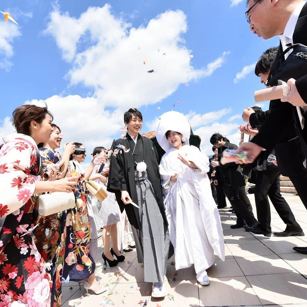 ラ セーヌ マリアージュ四日市さんのインスタグラム写真 - (ラ セーヌ マリアージュ四日市Instagram)「@lascenemariage. . . . *和装おすすめ演出* 【折り鶴シャワー】. . . 鶴は長寿の象徴として縁起がいいと有名ですが、｢夫婦揃って末永く健康で平和に過ごせますように…✨｣という願いも込められています♡  #ラセーヌマリアージュ四日市. #三重平安閣. #結婚式. #白無垢. #紋付袴. #折り鶴シャワー. #日本の結婚式. #和装花嫁. #和婚. #wedding. #bridal. #japanesestyle.」6月23日 14時04分 - lascenemariage