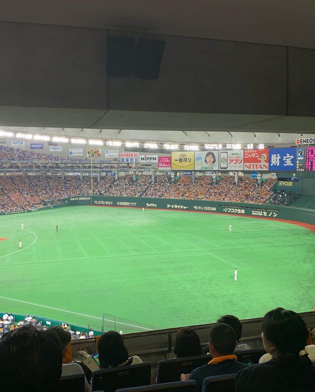 satomiさんのインスタグラム写真 - (satomiInstagram)「ホークス対巨人戦⚾️ * * 今回もプレミアムラウンジで観戦させて頂きました❤︎ のんびり観戦したい私！神席です❤︎ * * 坂本選手デーなのでユニフォームゲット😌💓 楽しかった〜( ˶ˆ꒳ˆ˵ )❤︎ * *  #巨人戦 #東京ドーム #野球女子 #ユニフォーム #コスプレイヤー #タカガール #坂本勇人  #坂本勇人 好き #東京ドーム #seasonseat で観戦 #鷹の祭典 も行くよ #シーズンシート #巨人ファン #ホークスファン」6月23日 14時08分 - saatoomii47