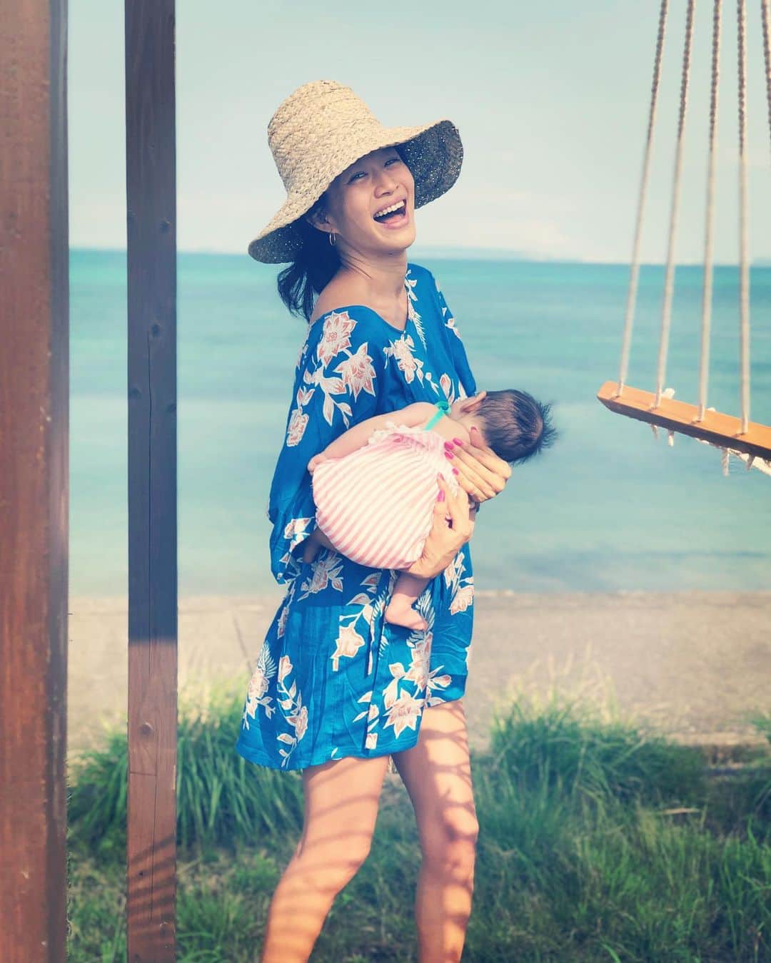 福本幸子さんのインスタグラム写真 - (福本幸子Instagram)「ムスメの成長に負けじと私もバージョンアップしてます。最近は歩きながら授乳する新技ゲット。I feel like I’m a #breastfeeding master now. Anytime Anywhere 🙌🏾」6月23日 14時18分 - okinawajudy