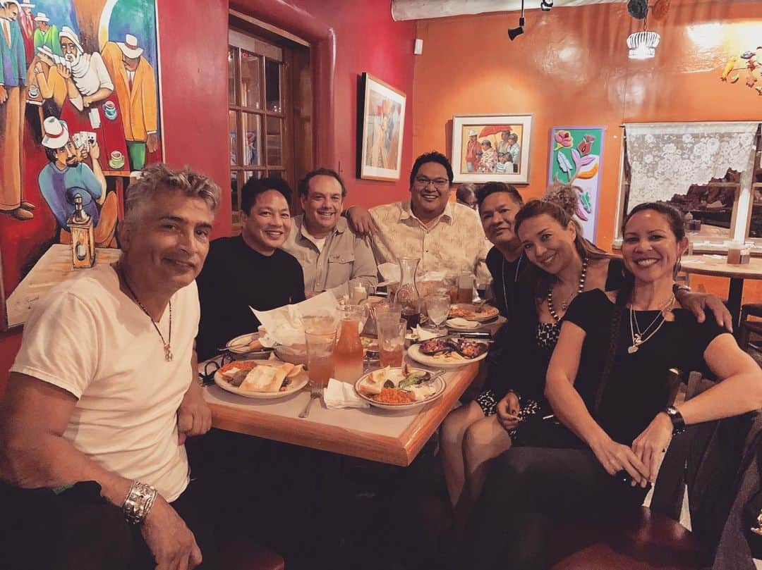 コディ サンダーソンのインスタグラム：「@alpha_beta_tone @michaeldalemauricio @bookofjoshua @olinjewelry @patriciaclavijo90 @marlaallison Dinner and a super great time @lachozasantafe」