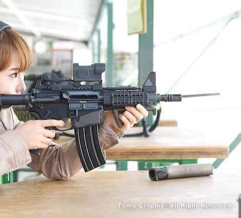 坂地久美さんのインスタグラム写真 - (坂地久美Instagram)「実銃射撃 M4 バージョン 🔫💕💋 #M4 #実銃射撃 #フランス #パリ #実銃射撃 #gungirl #realgun #shooting #realgungirl」6月23日 14時11分 - sakachikumi