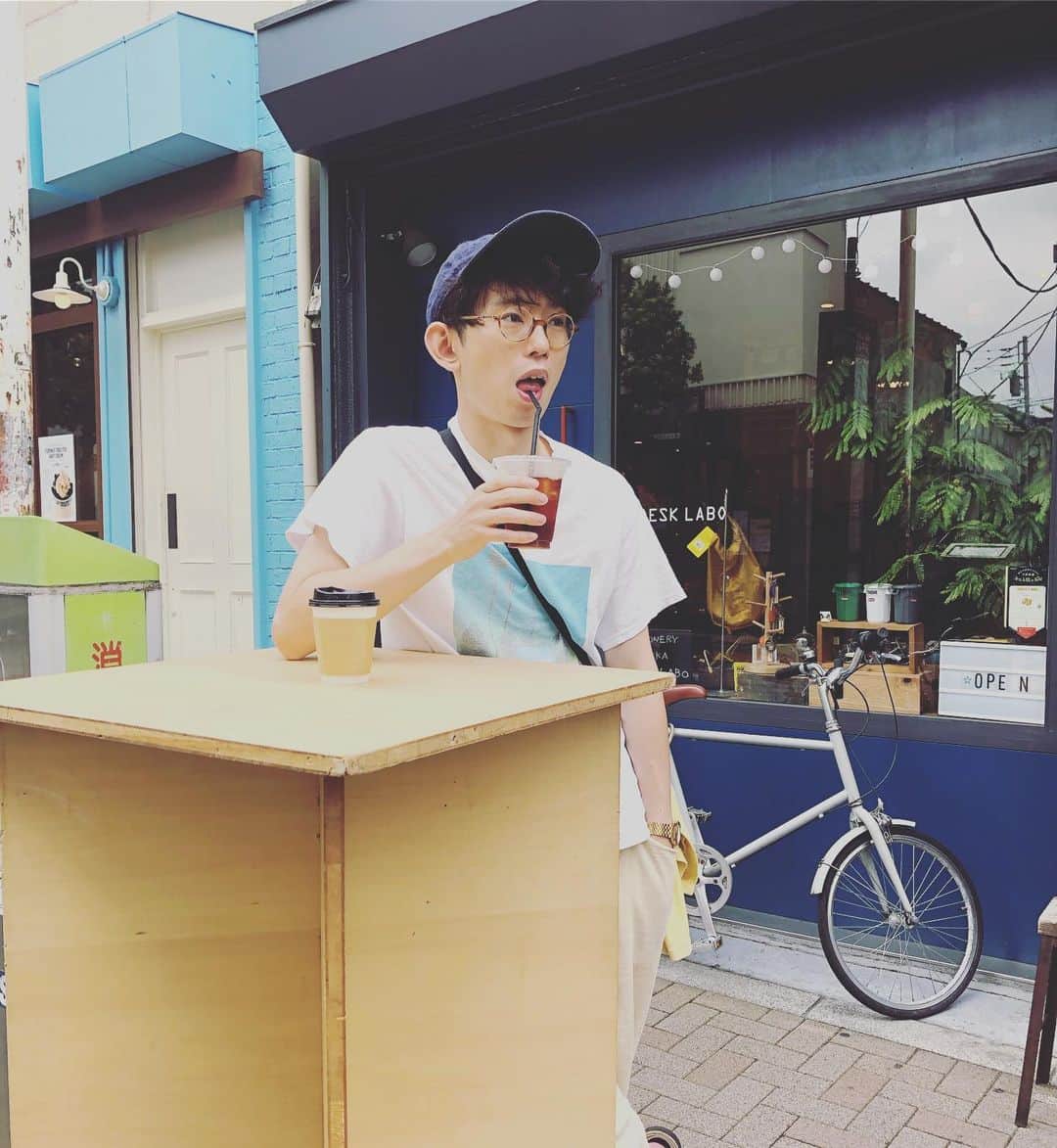 芦沢統人のインスタグラム：「実は肌寒くて、アイスコーヒー失敗したなって思ってます。」