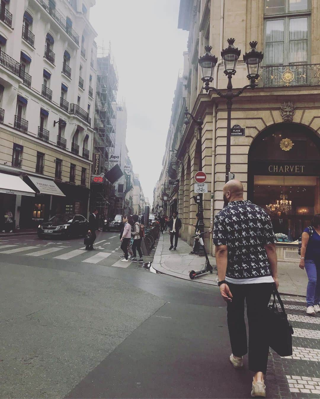 アヤメさんのインスタグラム写真 - (アヤメInstagram)「When we are in Paris, he is still in his Bermuda Triangle... #nosenseofdirection #nocompass 方向音痴の人と合流🇬🇧🇫🇷 #ayamepeople #パリ出張 #サントノレ #parismensfashionweek #pmfw #ヴァンドーム広場 #ayameparislondonbeertherapy2019」6月23日 14時16分 - ayame_socks