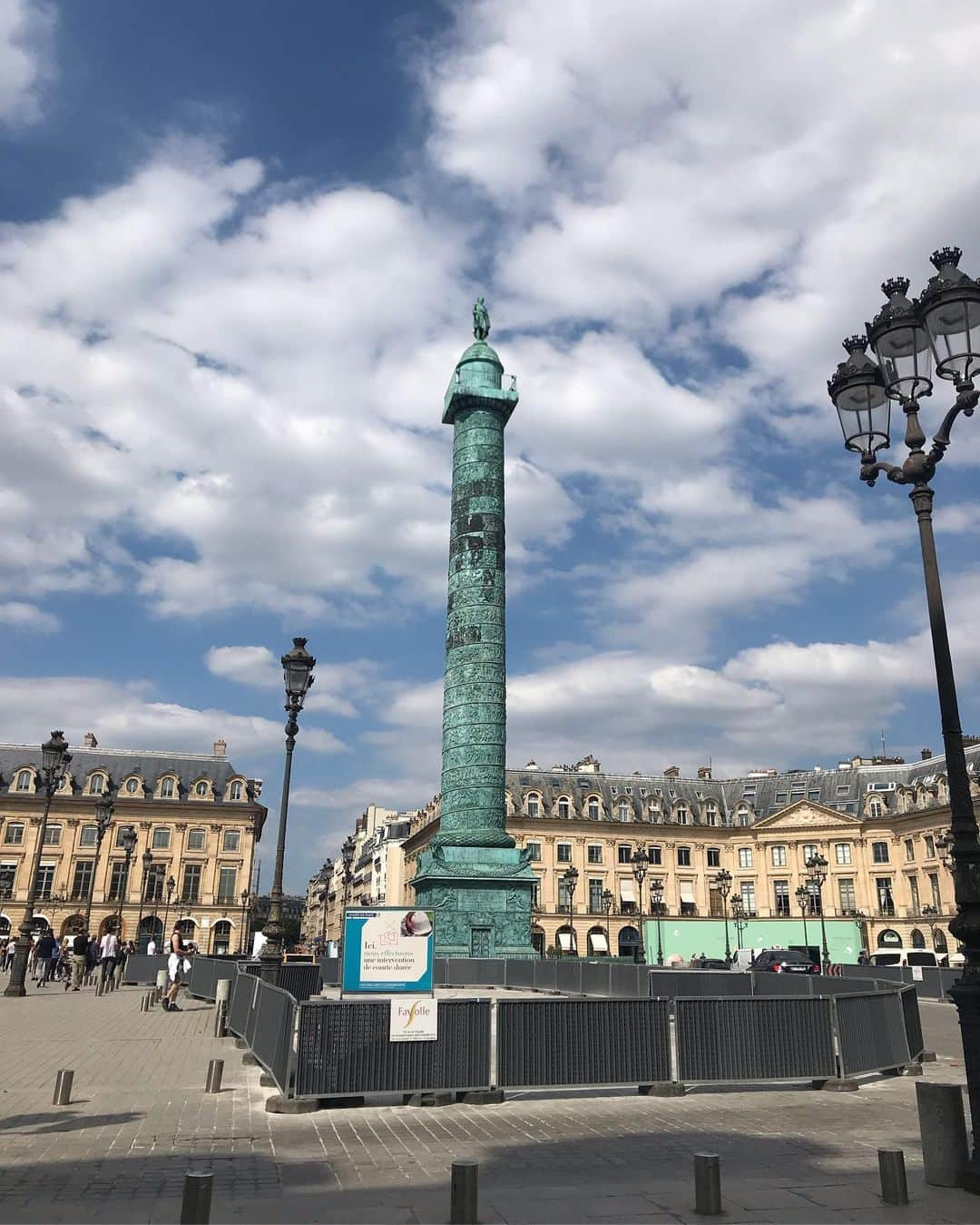 アヤメさんのインスタグラム写真 - (アヤメInstagram)「When we are in Paris, he is still in his Bermuda Triangle... #nosenseofdirection #nocompass 方向音痴の人と合流🇬🇧🇫🇷 #ayamepeople #パリ出張 #サントノレ #parismensfashionweek #pmfw #ヴァンドーム広場 #ayameparislondonbeertherapy2019」6月23日 14時16分 - ayame_socks