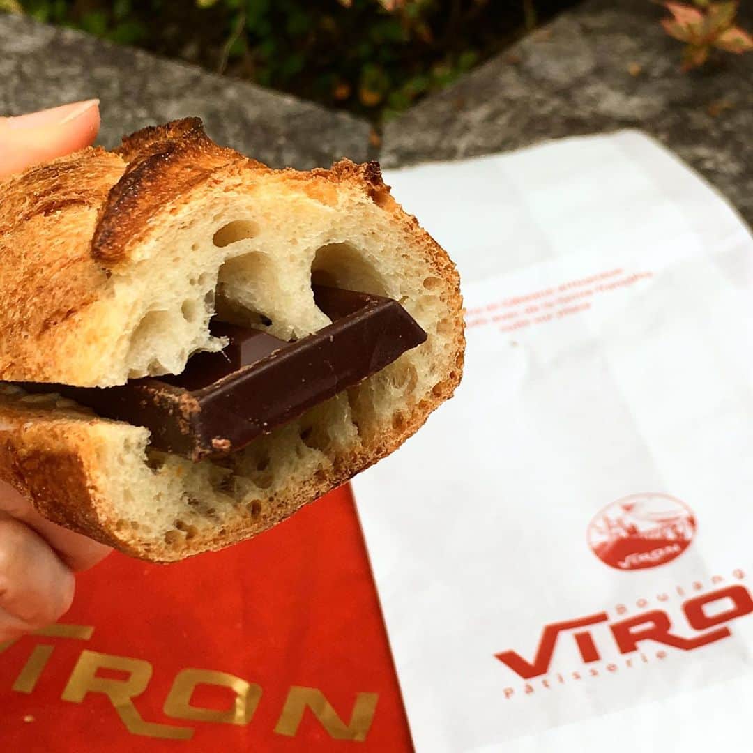 InRedさんのインスタグラム写真 - (InRedInstagram)「バゲットの美味しさで有名なパン屋さん「VIRON」。硬めの皮と小麦の風味が強いのが特徴。  バゲットサンドは種類豊富ですが、自分にご褒美♪というときには「バゲット・オ・ショコラ」。 ヴァローナ社のカカオ66％の板チョコ状のチョコが挟んであり、パン好き、チョコ好きには堪りません😋  #inredmagazine #inred #インレッド #InRedパン部 #InRedおやつ #VIRON #ヴィロン #ヴァローナ #バゲット #バゲットサンド #自分にご褒美 #編集長」6月23日 14時21分 - inrededitor