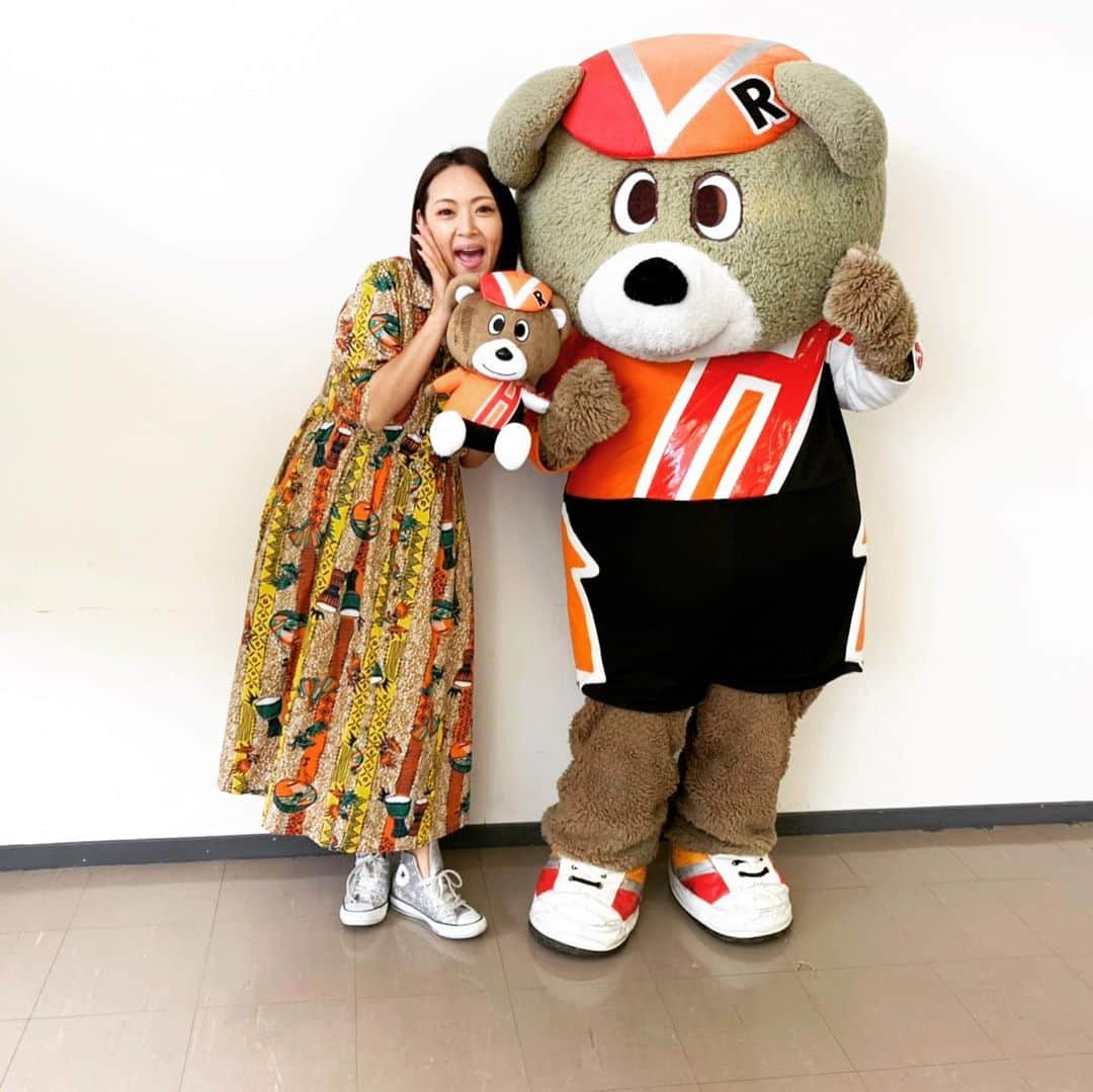 みかんさんのインスタグラム写真 - (みかんInstagram)「函館けいりんのりんりんと🐻 りんりん意外とデカかった🤣 函館のみなさん温かくて超いい方💕 2回目のステージも頑張ってきます✨ あとラッキーピエロに行ってみようと思うのですが、何がおススメですか？ 函館発祥らしいです😋🍔 #函館けいりん #りんりん #可愛い #ラッキーピエロ #ハンバーガー」6月23日 14時23分 - mikan02241984