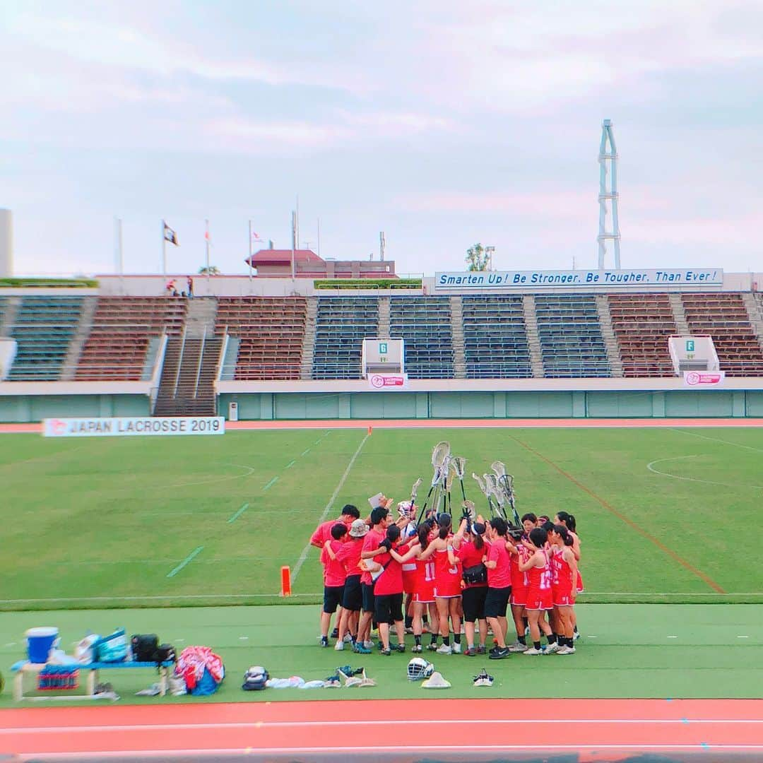 牧野紗弥さんのインスタグラム写真 - (牧野紗弥Instagram)「ラクロス日本代表チャレンジ2019へ🇯🇵 雨が途中降るかな？と色々持って行きましたが、お天気が持って良かったです😄  荷物が多い時は迷わず @apolisjapan のバッグ☀️ @verystore_jp で小さいサイズもオーダーし、今日は二個持ちしています😆✌🏻→写真1枚目 今年8月にカナダで開催されるU19ラクロス世界選手権、2021年の女子ラクロス世界大会（W杯）に向けて、試合後の選手達のコメントがとても心強かったです✨記念撮影をしていた選手達が本当に楽しそうでした😄 引き続き、ラクロス女子を子供達と応援していきたいです✊🏻✊🏻✊🏻」6月23日 14時24分 - makinosaya