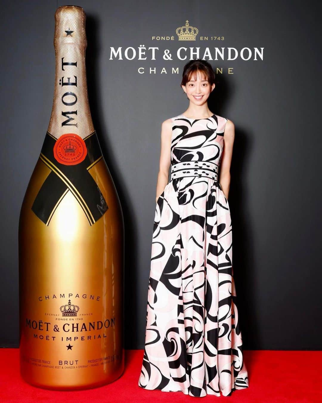 松島花さんのインスタグラム写真 - (松島花Instagram)「: MOET IMPERIAL ✨🥂🍾🍴✨ 150TH ANNIVERSARY DINNER＆PARTY : 昨夜は、モエ アンペリアル 150周年の ディナー&パーティへ招待して頂きました✨ チームラボの中で行われたディナーの最後に AI さんによるスペシャルライブが ありました☺️🎹🎤🎶 楽しい夜でした🌙 : 💄 @hiramotokeiichi さん 華やかなプッチのドレスが引き立つように ヘアメイクはナチュラルにしました😌🌸 #MOETMOMENT #モエモーメント #moetchandon #moetimperial  #150thanniversary #dinner #party  #teamlab #teamlabborderless」6月23日 14時25分 - hana_matsushima_official