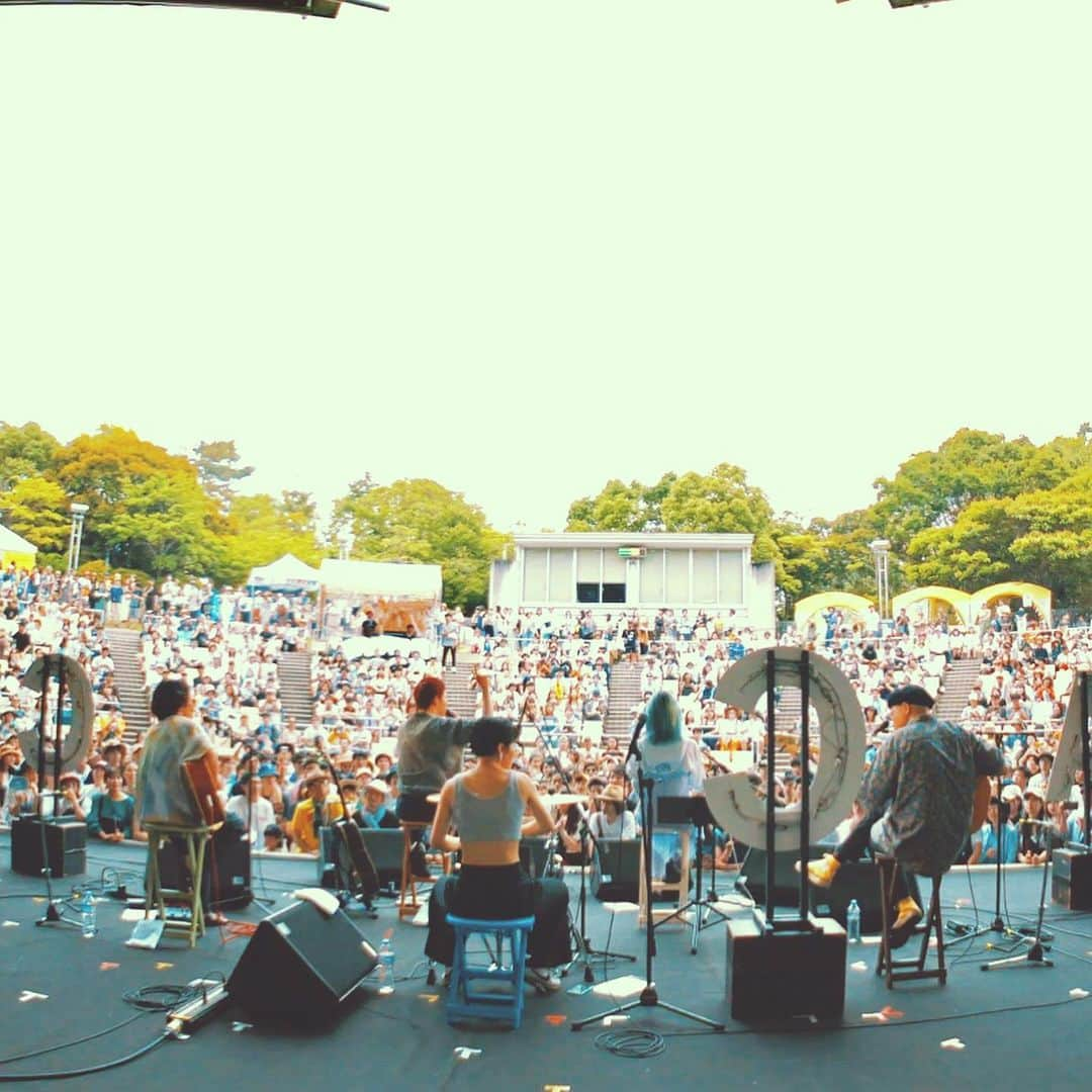 マツザカタクミさんのインスタグラム写真 - (マツザカタクミInstagram)「昨日の夏びらき沢山観に来てくれてありがとう！自分はラスト大阪かつラストアコースティックライヴだったわけだけど、野外でピースな雰囲気の中でほんとに気持ち良いライブができました。久しぶりに初期の曲もやれたしね。 雨予報のなか、晴れてACCの出番が終わって少ししてからどしゃ降り。雨バンドらしからぬお天道様も味方してくれちゃってね、言うことなしですね。会場で声をかけてくれた皆さんもありがとう！また大阪戻ってきます！ photo by @shinsetsu_tama」6月23日 14時35分 - mtz.tkm