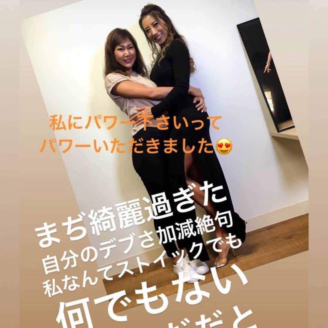 安井友梨さんのインスタグラム写真 - (安井友梨Instagram)「今日のブログは「35歳銀行員OLが贈る女性のためのセミナー」今日のブログご覧下さい  昨日のセミナー、 過去最高のお申込みだったそう😭 定員100名様で募集させて頂きましたが、120名様以上の方々がお越し下さいました😭  今回特別セミナーでした。  なんと120名の参加者の方々のうち驚くことにも90%以上100名以上の方がセミナー自体が初めての方々ばかりで、、驚き！！！ ☆トレーニングを全くしていない方 ☆これからトレーニング始めたい方 ☆トレーニングを始めたが、、、、続けられず3か月で辞めた方 ☆私と同じ丸の内OLの方々 ☆私と同じ金融機関で勤めている方 ☆私と同じ全国各地で、営業外回りの仕事をする営業ウーマン☆食事制限で停滞し、悩んでいる方 ☆長らく糖質制限ばかりしてきた方 ☆食事制限で、ただ痩せてメリハリがなくなってしまった方 ☆今年初大会に出場を考えてる方 ☆競技に少しだけ興味がある方 ☆昨年セミナーに参加され、「出来るの心を育てて」今年大会に出場し見事優勝された方 ☆来週大会を控えている大切な日に来てくださる方 ！！！！！！☆女性らしく健康なメリハリBODYを手に入れたい方 ☆60歳を迎え、これからトレーニングを始めてみたい方  本当に本当に沢山の想いを込めて セミナーにご参加頂きました。  皆さんが、その熱い気持ちを私に伝えぶつけてくださいました。  今年は本当に沢山全国各地で、セミナーを開催させて頂きました。その１つ１つの皆様との出会いに、感謝しかありません。  私は、プロのトレーナーでもなく フィットネス業界にいないから。  私が35歳の銀行員であるからこそ 皆さまと共有出来る事がある。  皆様と悩みが全く同じ笑笑！本当にありがとうございました😭  #トレーニング女子  #ゴールドジム  #ミールリプレイスメント  #糖質制限ダイエット  #おきかえダイエット  #スローカロリー #スローカロリープロジェクト  #三井製糖  #ダイエット #ビキニフィットネス」6月23日 14時41分 - yuri.yasui.98