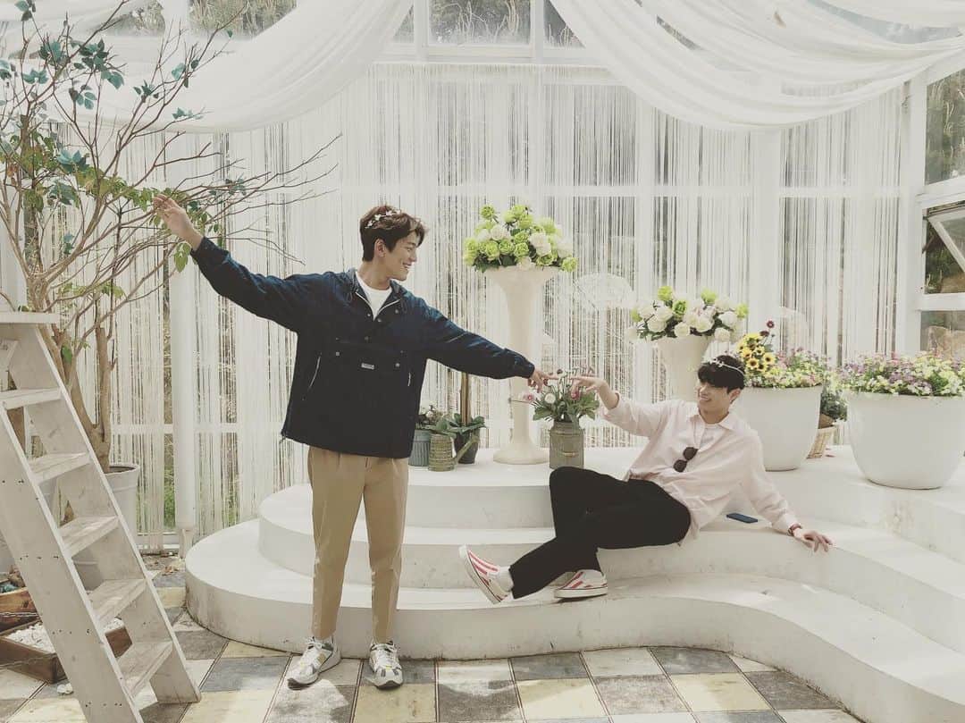 キム・ミンギュのインスタグラム：「승윤❤️민규 🤢🤮」