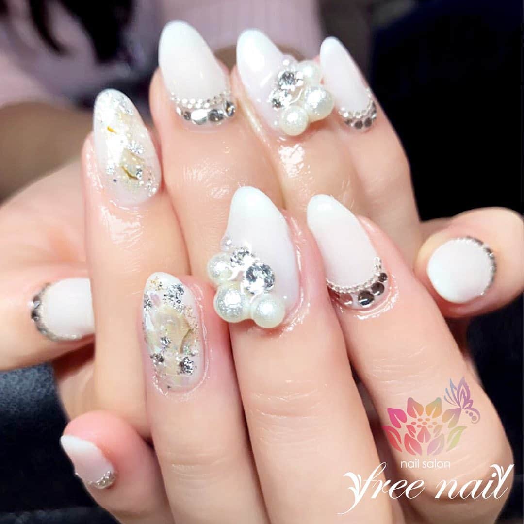 free nail フリーネイルのインスタグラム：「. お客様ネイル💅🏻🦋✨ . 夏のホワイトと冬のホワイトは印象が全然違います👩🏻‍🎨⚪️ . 夏のホワイトネイルはゴージャスで爽やか💎✨ . ご来店ありがとうございました🙇🏻‍♀️🙇🏻‍♀️🙇🏻‍♀️💗 . #ネイル #フリーネイル #ネイルアート #ジェルネイル #ネイルサロン #大阪ネイルサロン #ネイルデザイン #ネイルチェンジ #シェルネイル #銀箔ネイル #チェーンネイル #ストーンネイル #ビジューネイル #パールネイル #ホワイトネイル #デザインネイル #シンプルネイル #トレンドネイル #大人ネイル #夏ネイル #美甲 #日式美甲 #summernails #nailsart #nailsalon #nailsdid #newnails #newnail #freenail」